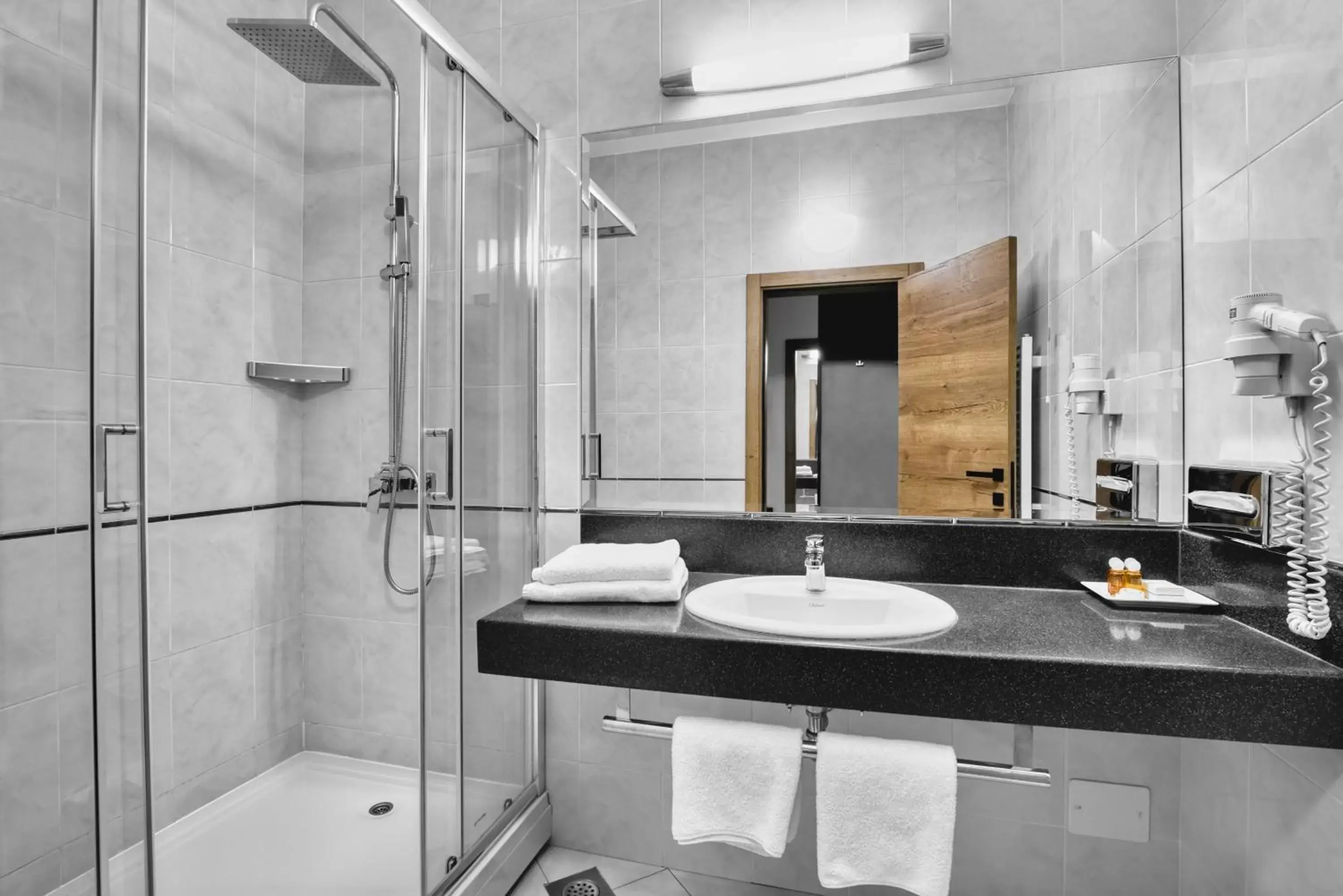 Shower, Bathroom in Hotel Aristos