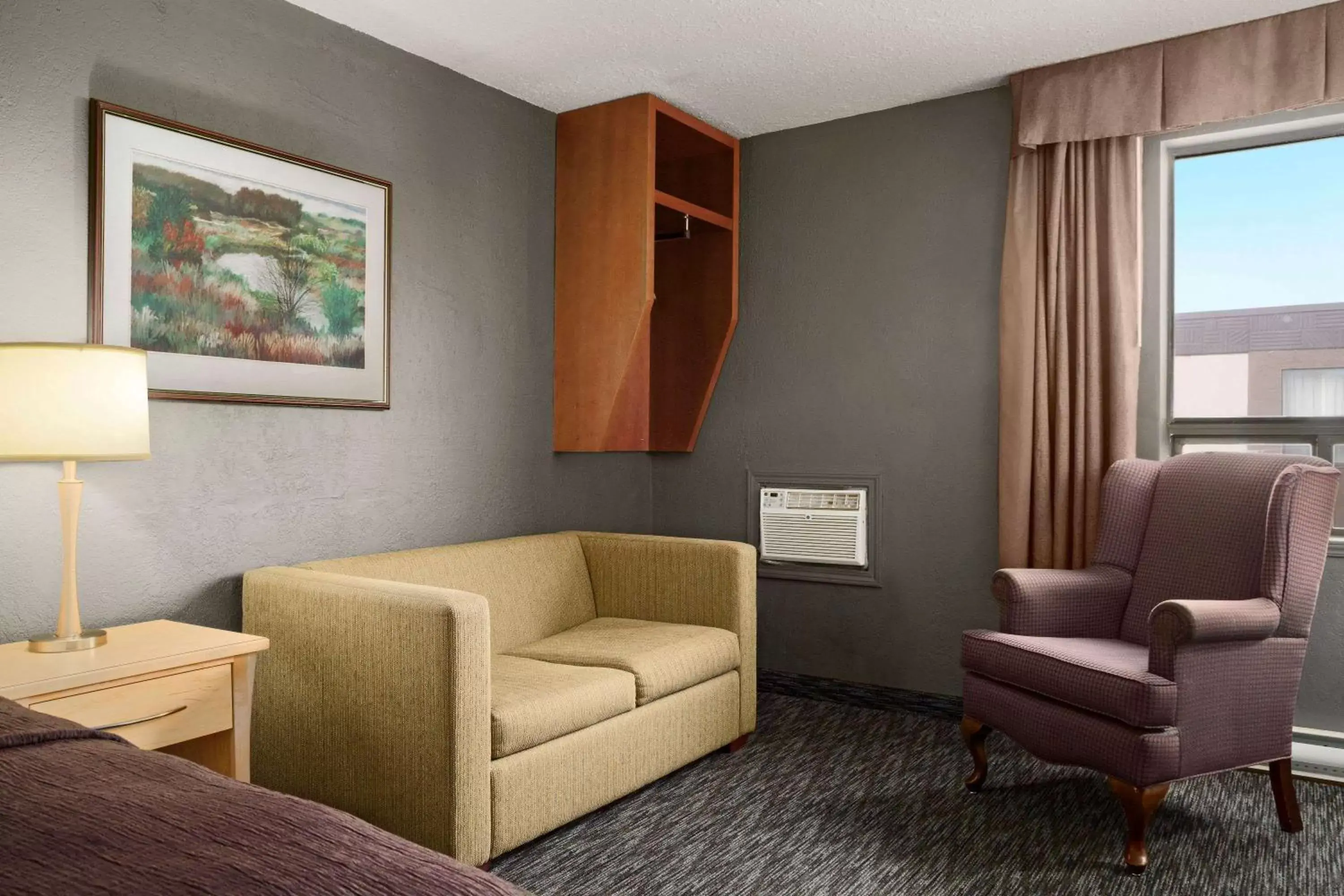Photo of the whole room, Seating Area in Travelodge by Wyndham Edmonton West