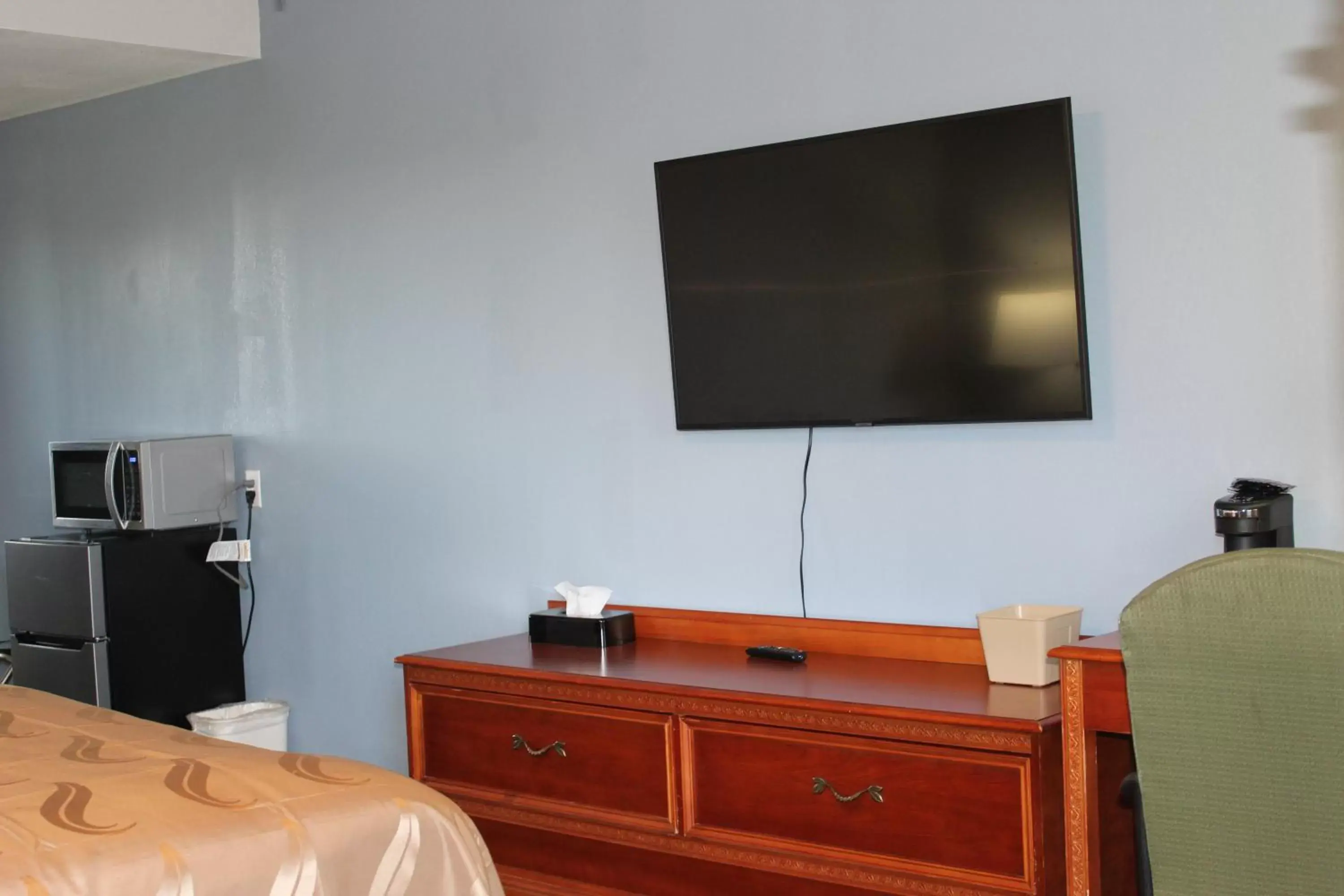 TV and multimedia, TV/Entertainment Center in Quality Inn - On The Lake Clarksville-Boydton
