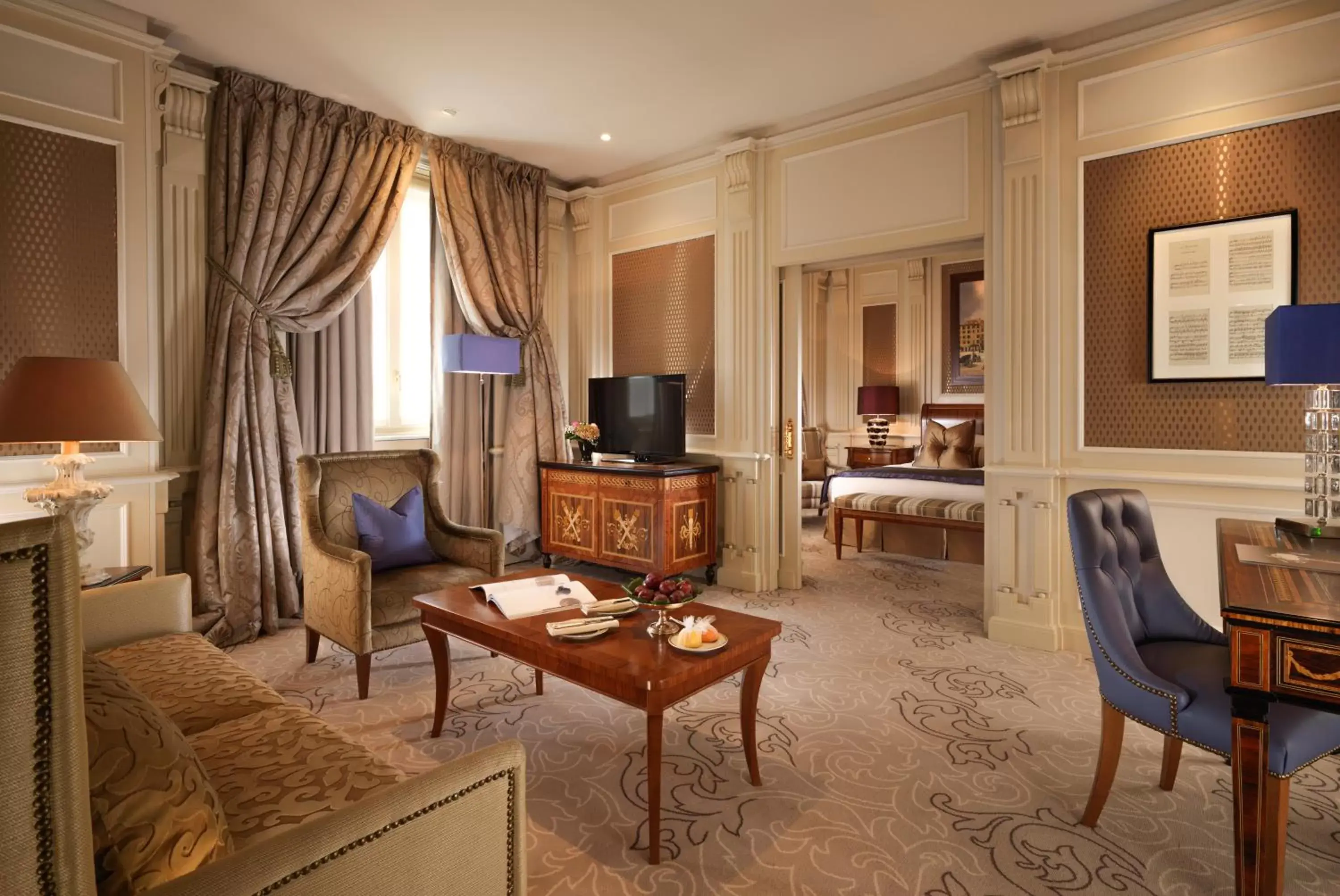 Bed, TV/Entertainment Center in Hotel Principe Di Savoia - Dorchester Collection