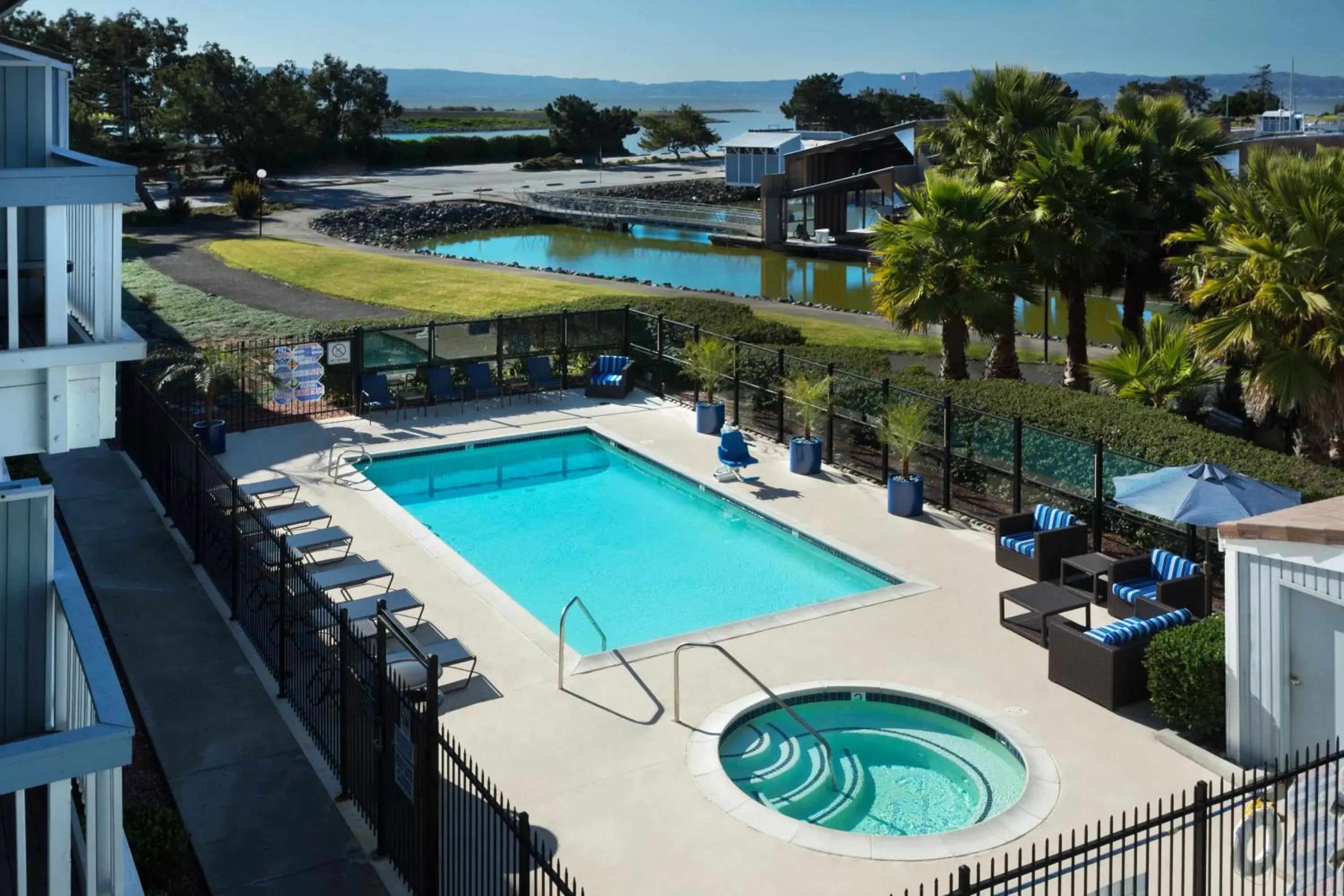 Swimming pool, Pool View in The Marina Inn on San Francisco Bay