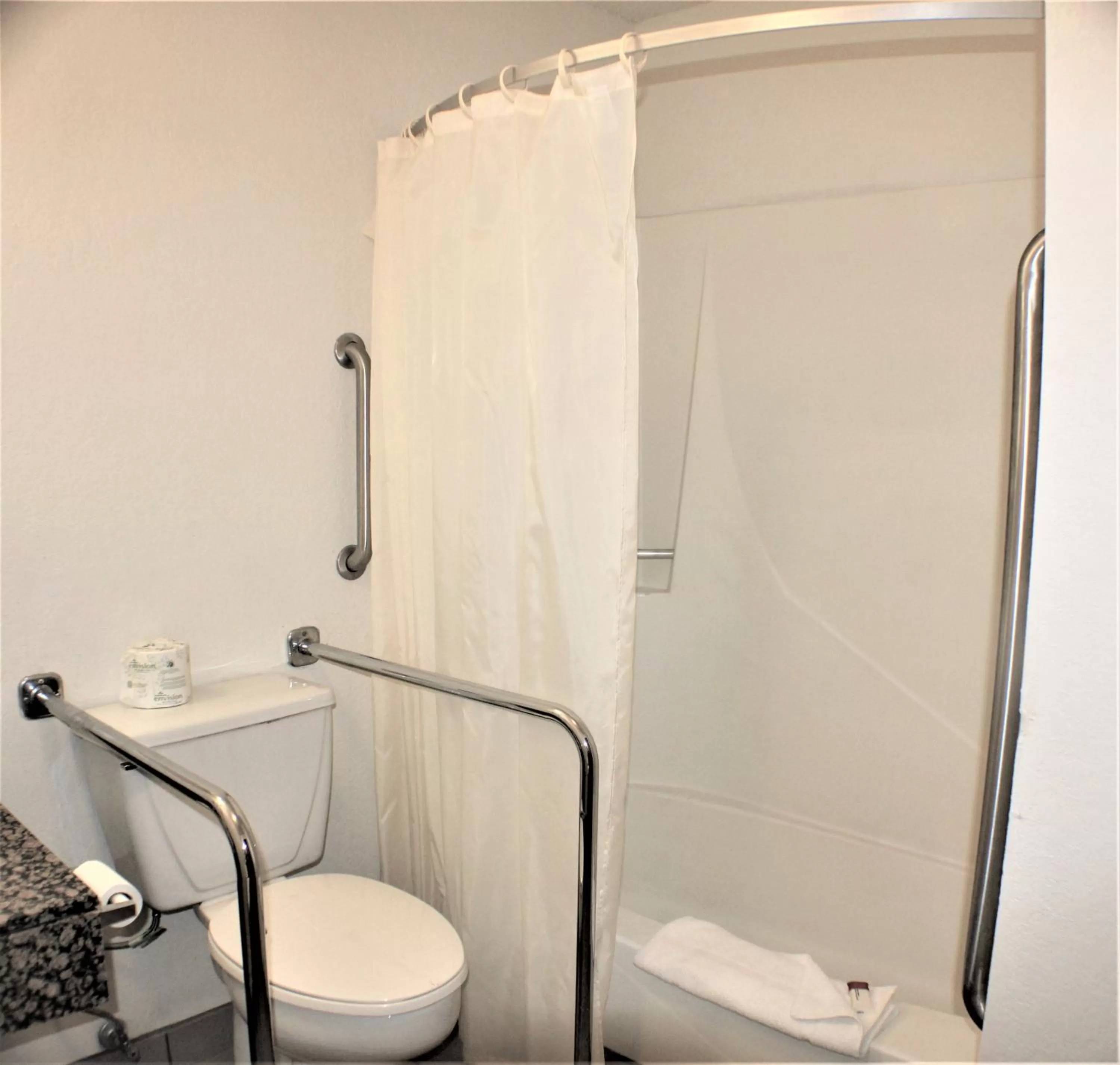 Bathroom in Knights Inn Payson