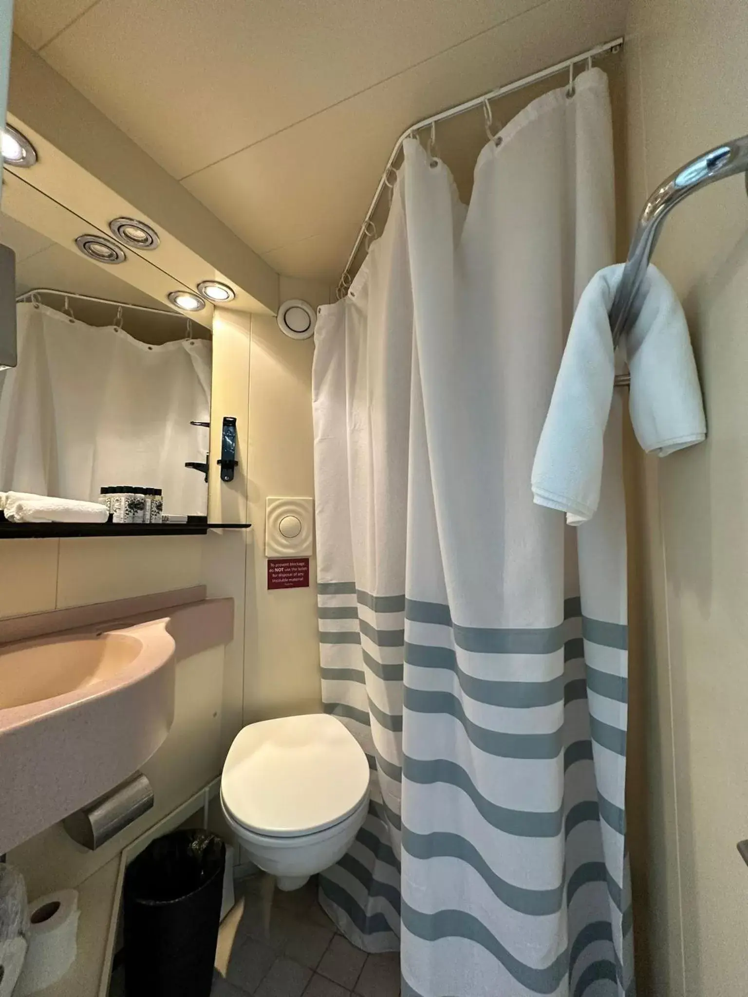 Bathroom in Costa do Sal Hotel Boat Lounge