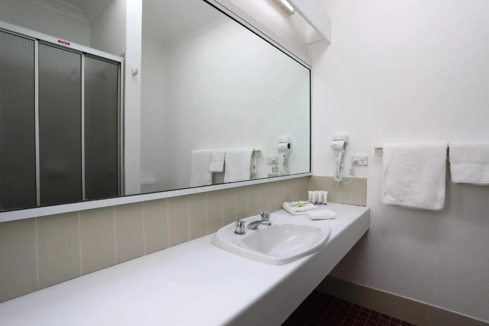 Shower, Bathroom in Redhill Tamworth Motor Inn and Conference Centre