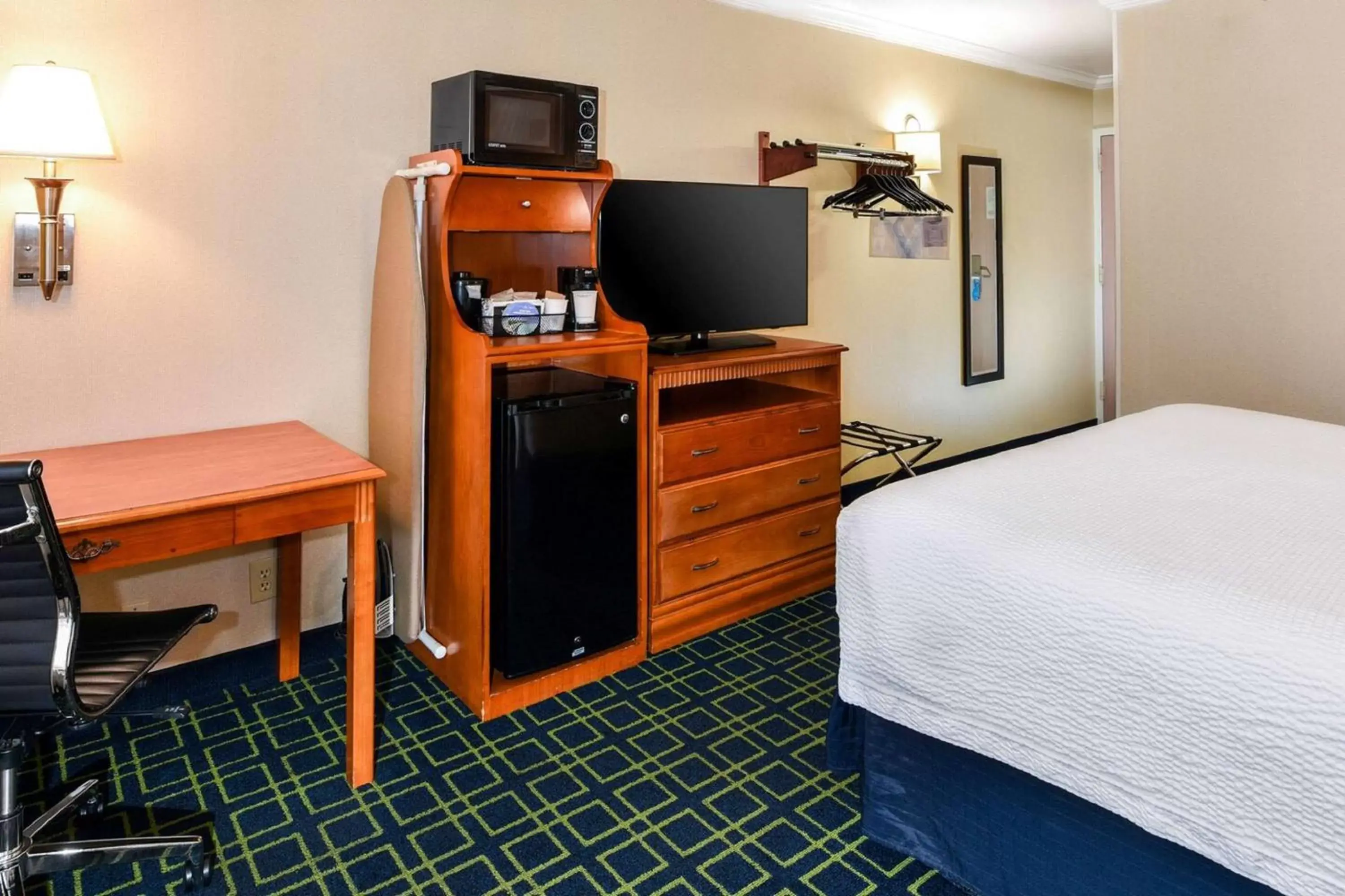 Bedroom, TV/Entertainment Center in SureStay Hotel by Best Western Ontario Airport