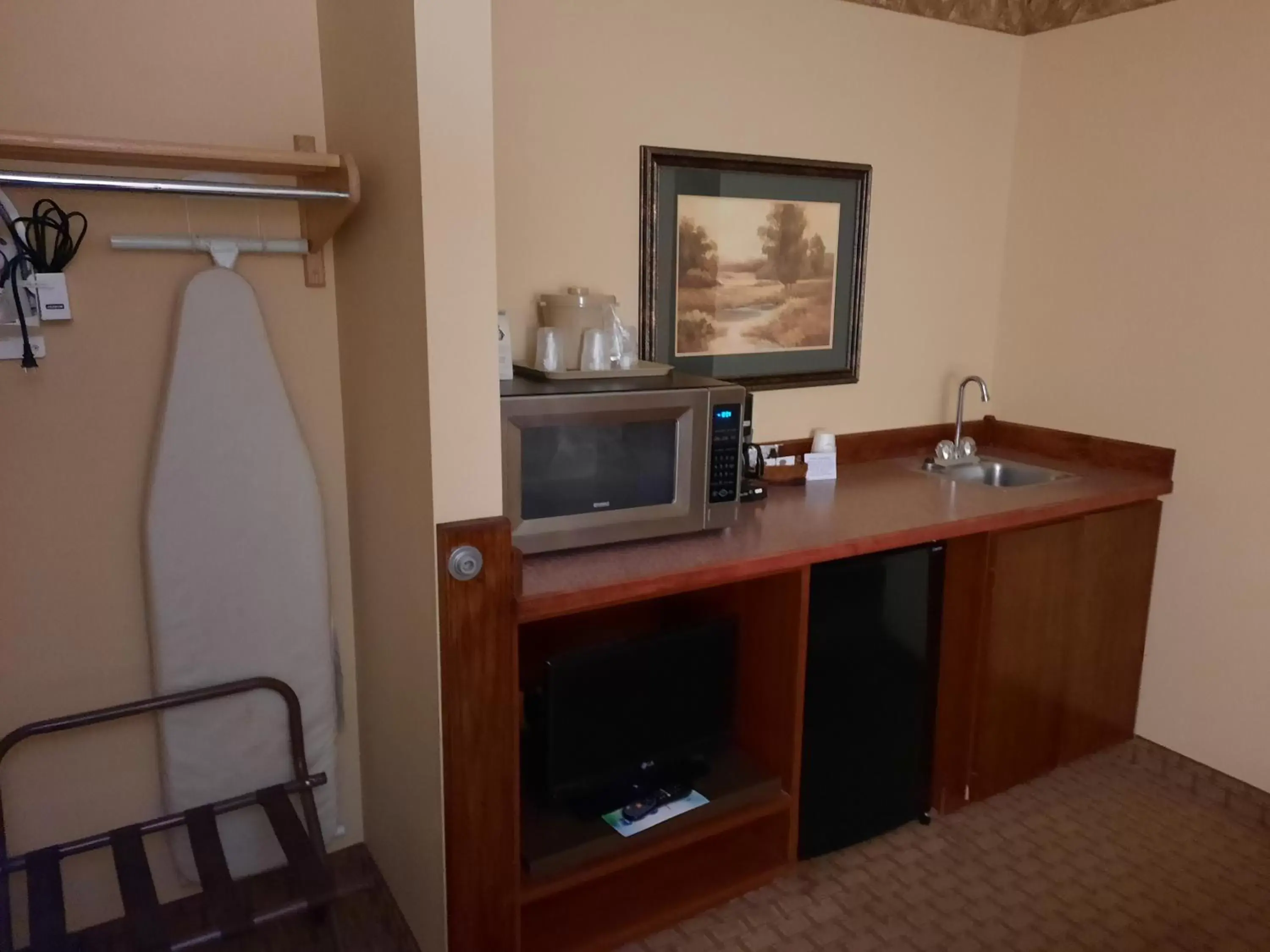 furniture, TV/Entertainment Center in Horse Creek Inn