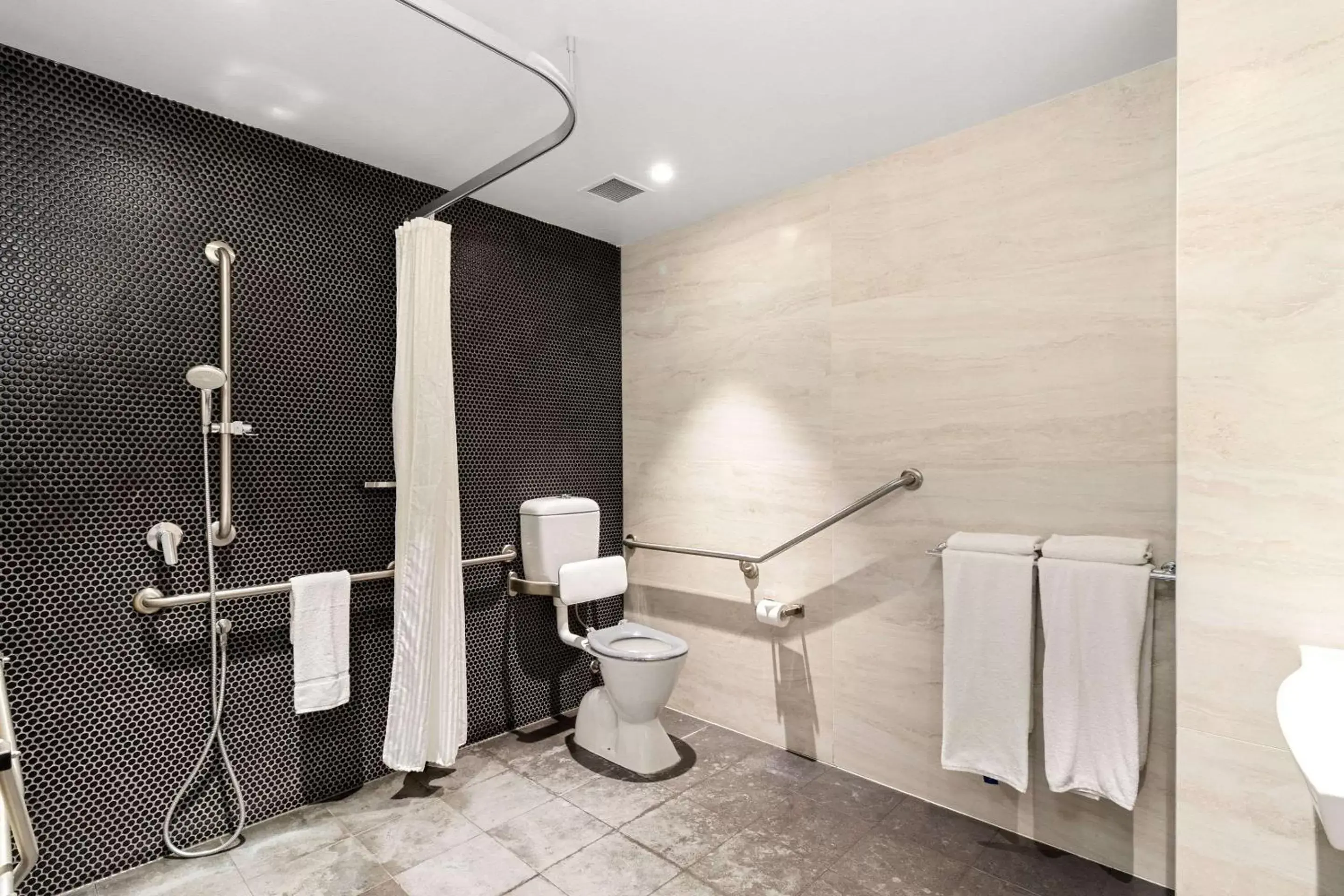Bathroom in Quality Hotel Rules Club Wagga