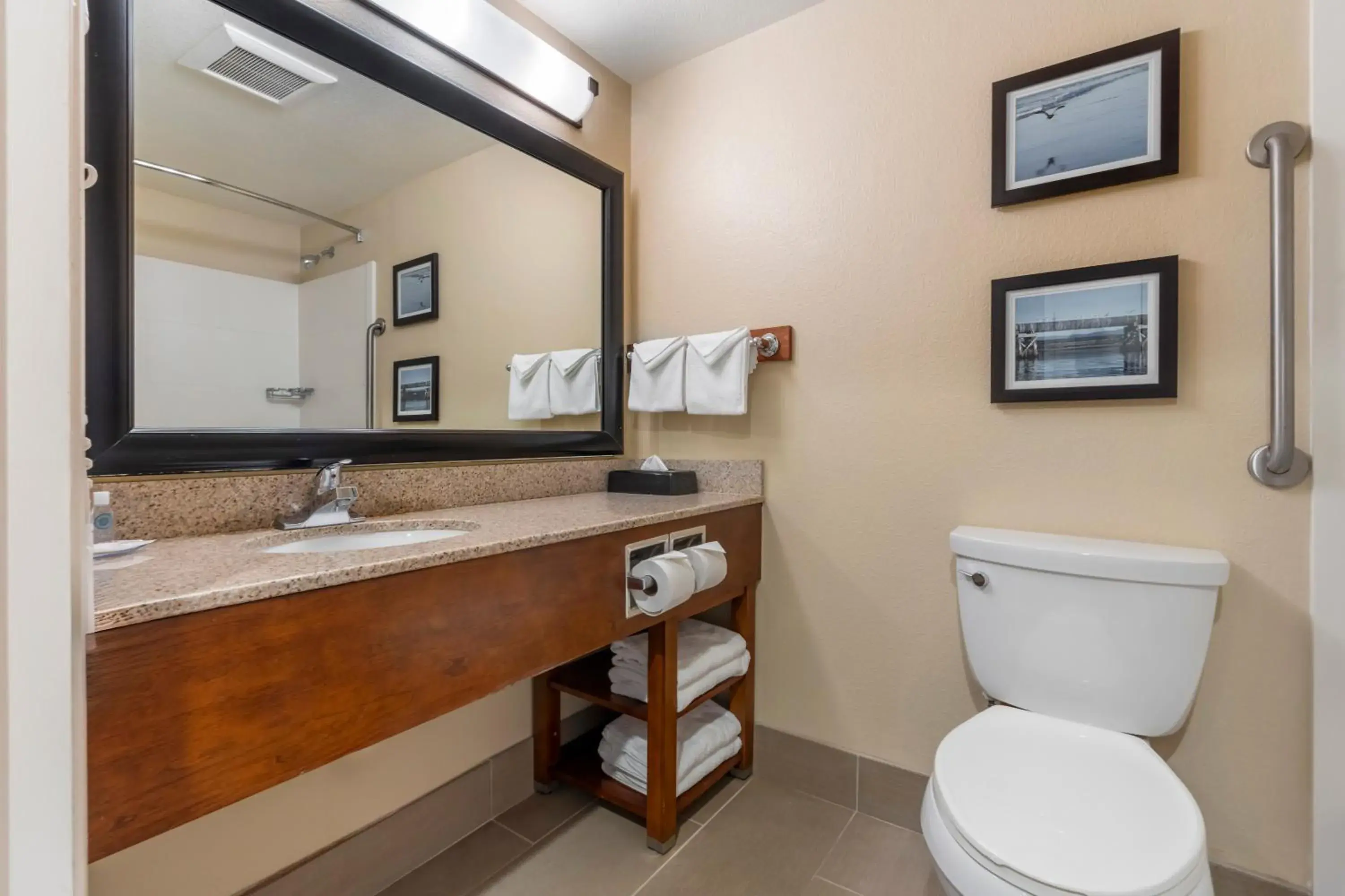 Bathroom in Comfort Inn Arcata
