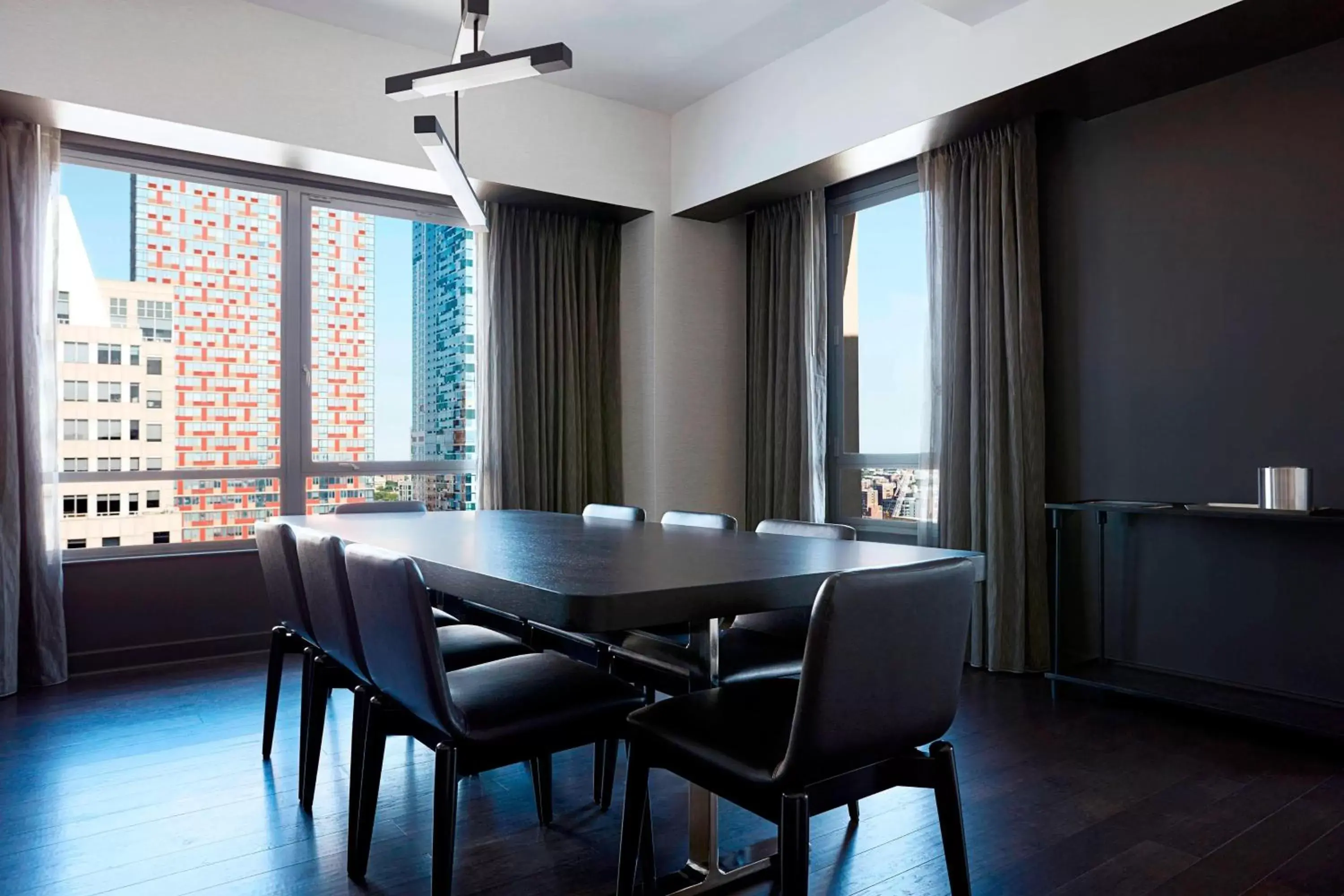 Photo of the whole room, Dining Area in New York Marriott at the Brooklyn Bridge