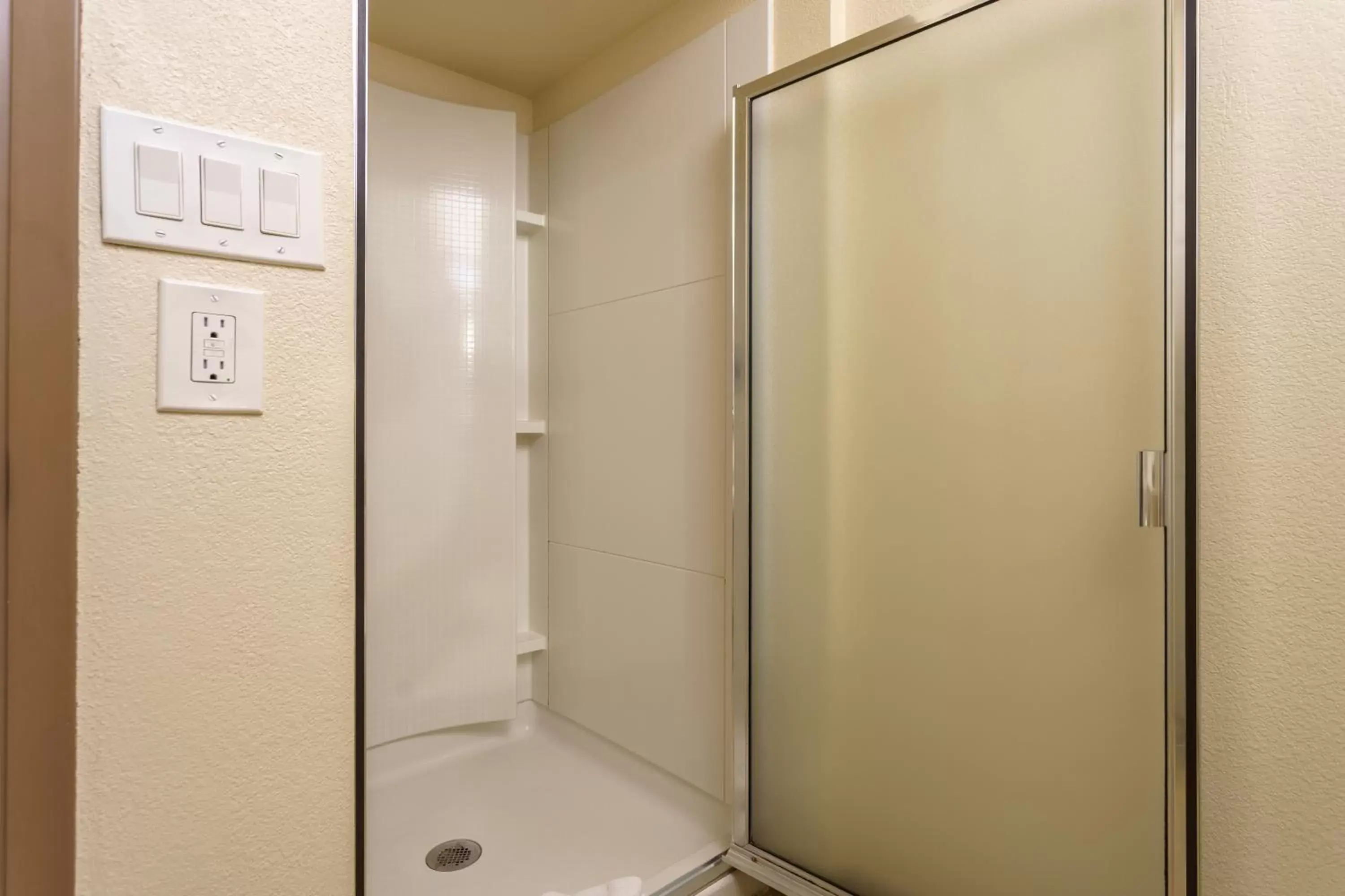 Shower, Bathroom in Riverfront Inn Roseburg