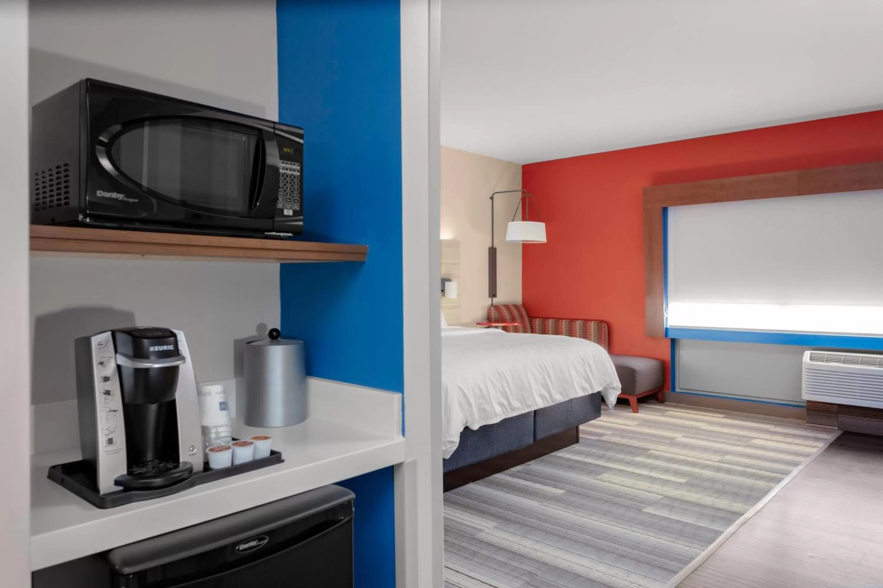 Photo of the whole room, Bed in Holiday Inn Express & Suites Wilmington West - Medical Park by IHG