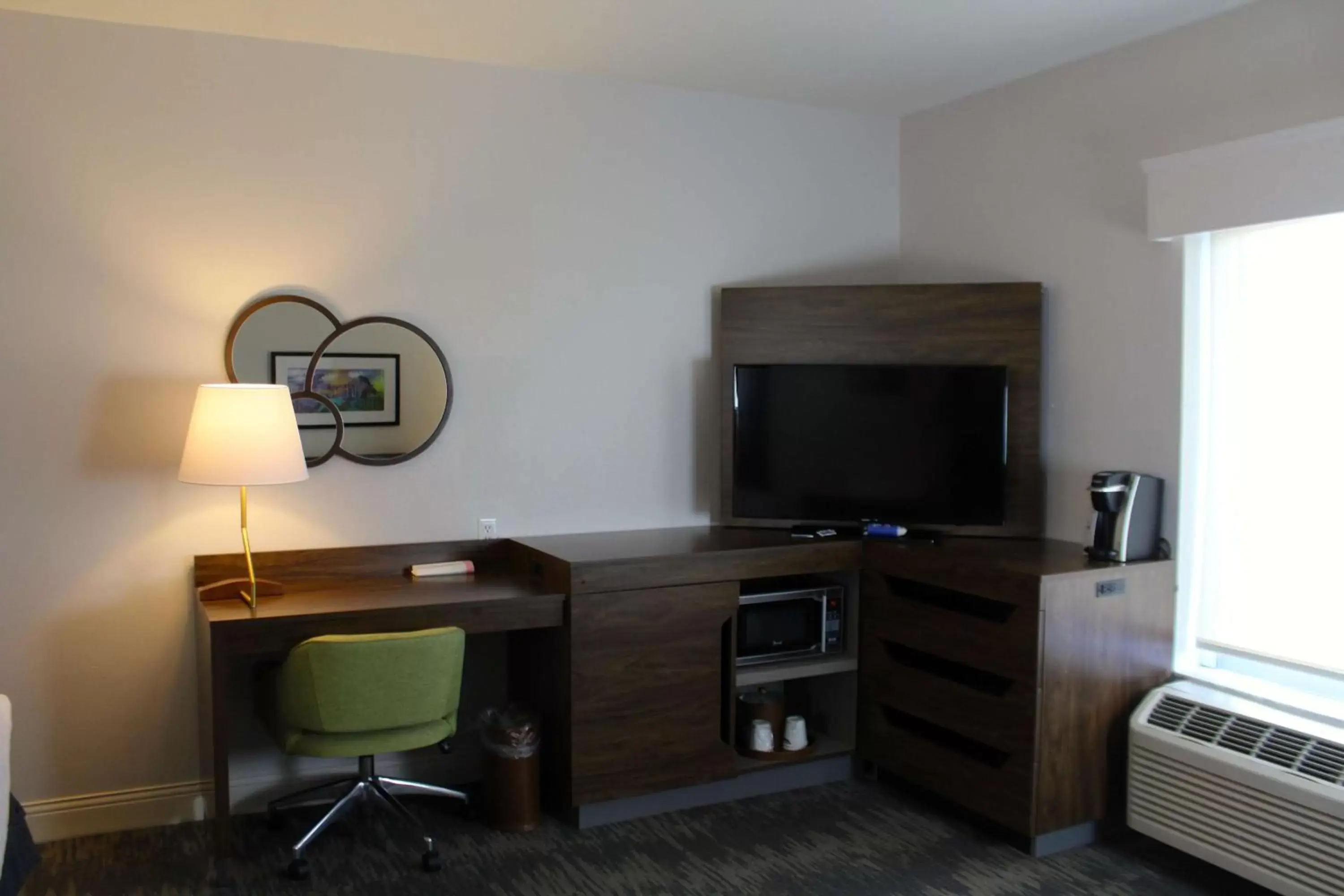 Bedroom, TV/Entertainment Center in Hampton Inn & Suites Sarasota / Bradenton - Airport