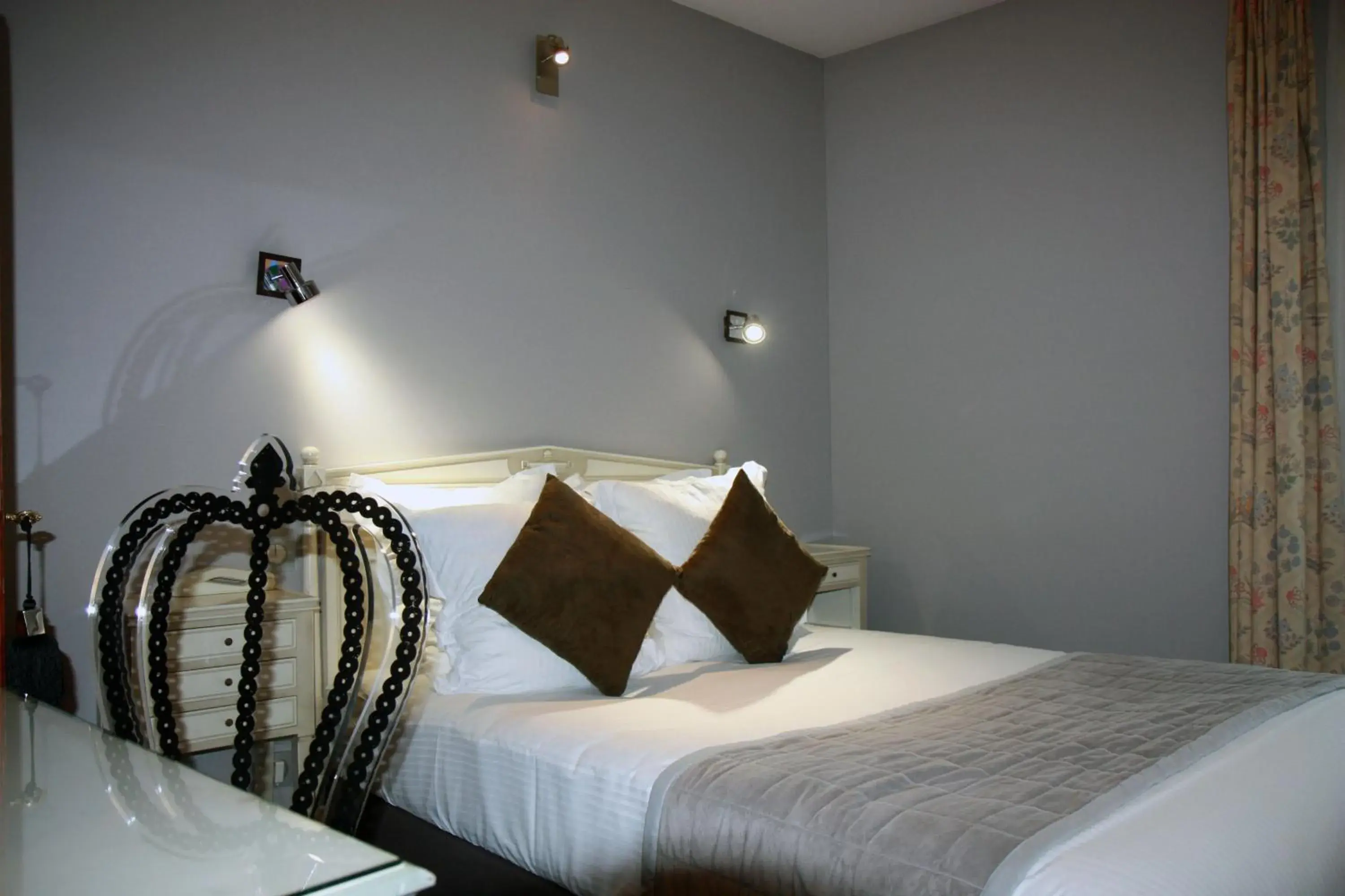 Bedroom, Bed in Hotel Henry Ii Beaune Centre