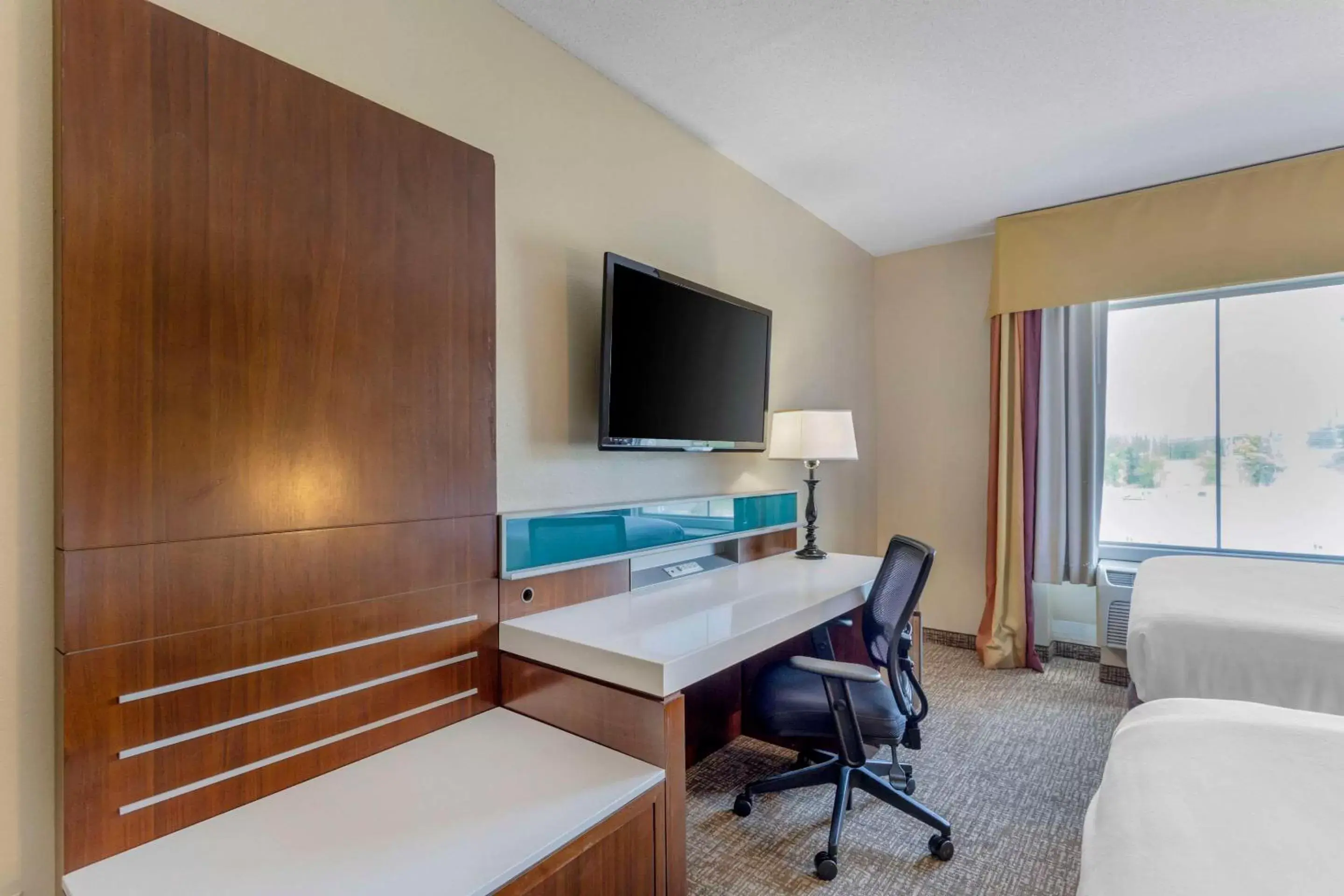 Bedroom, TV/Entertainment Center in Comfort Suites East Knoxville