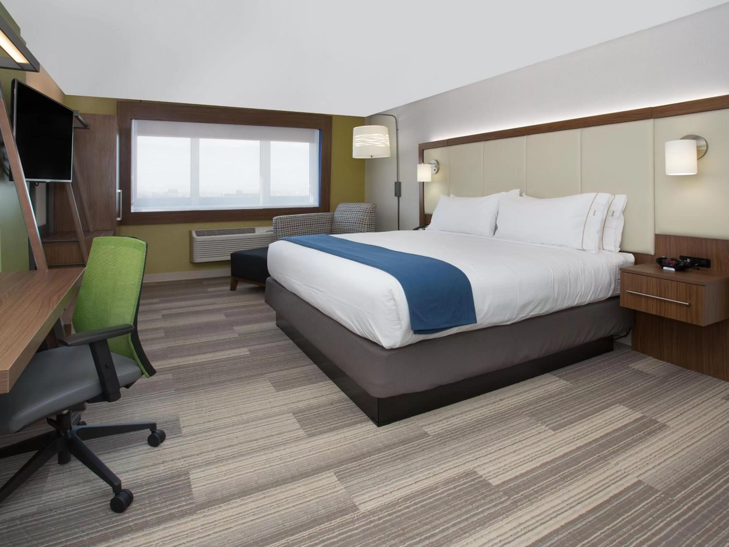 Holiday Inn Express & Suites Chicago North Shore - Niles by IHG