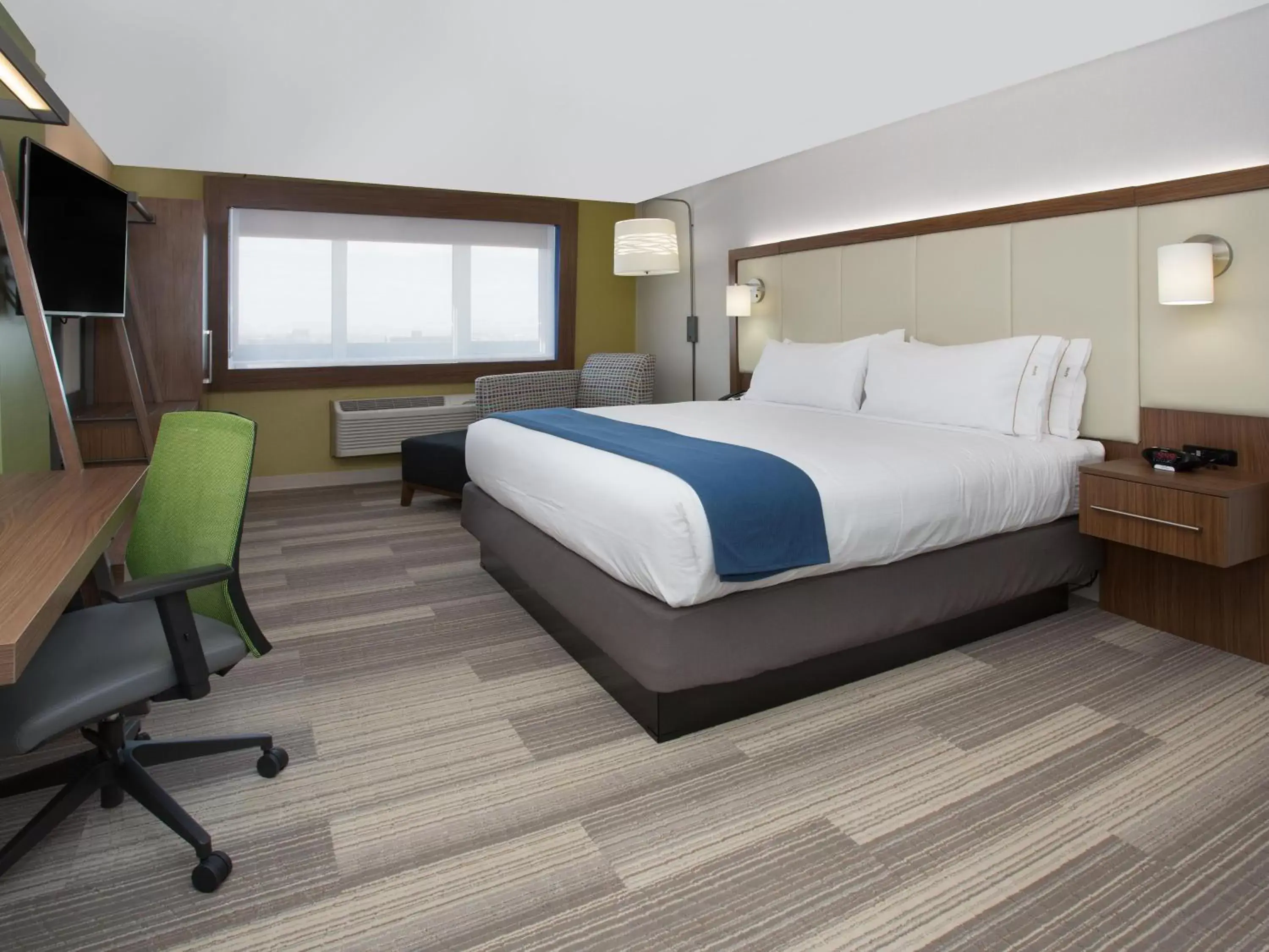 Bed in Holiday Inn Express & Suites Chicago North Shore - Niles, an IHG Hotel