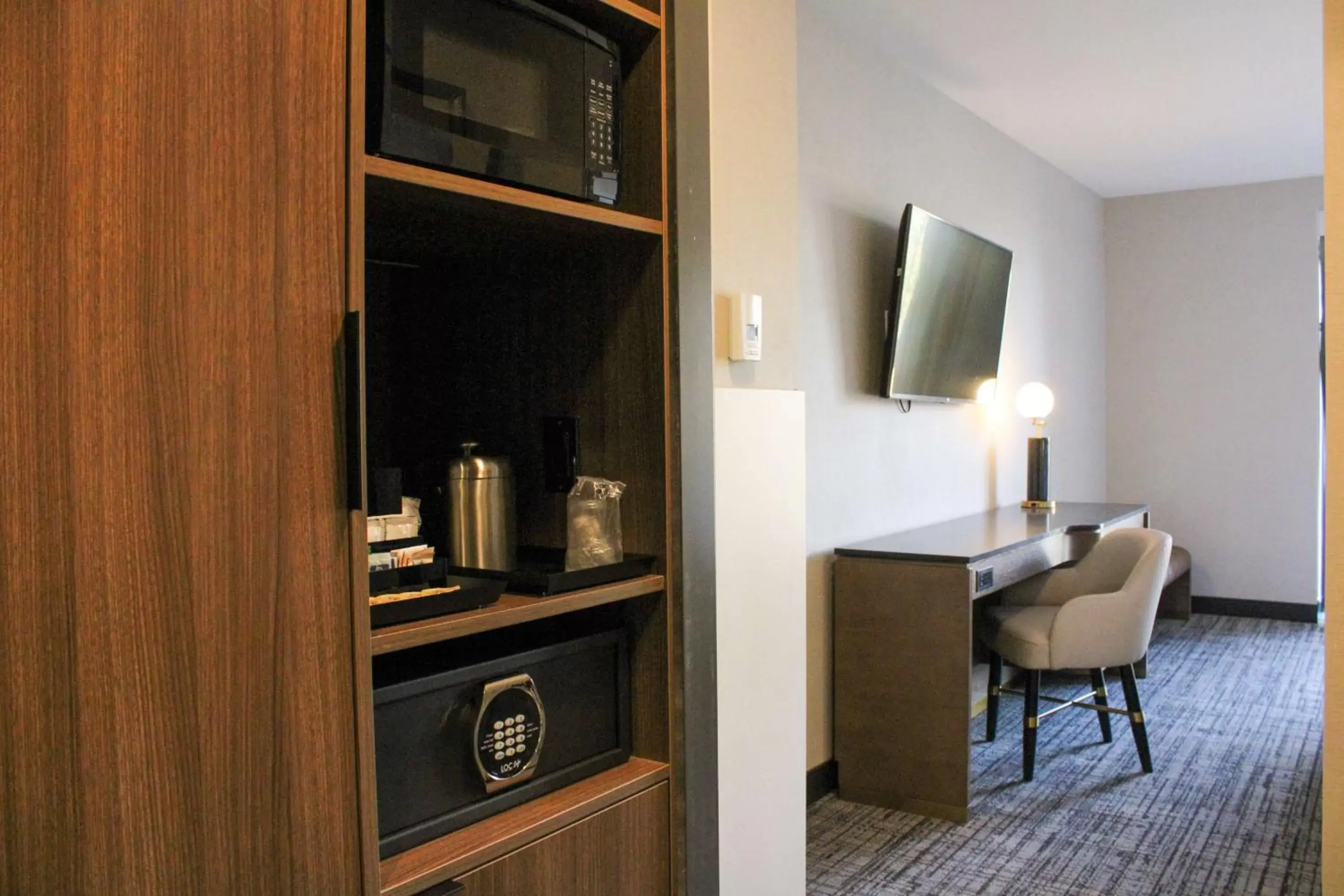 Other, TV/Entertainment Center in Radisson Blu Vancouver Airport Hotel & Marina
