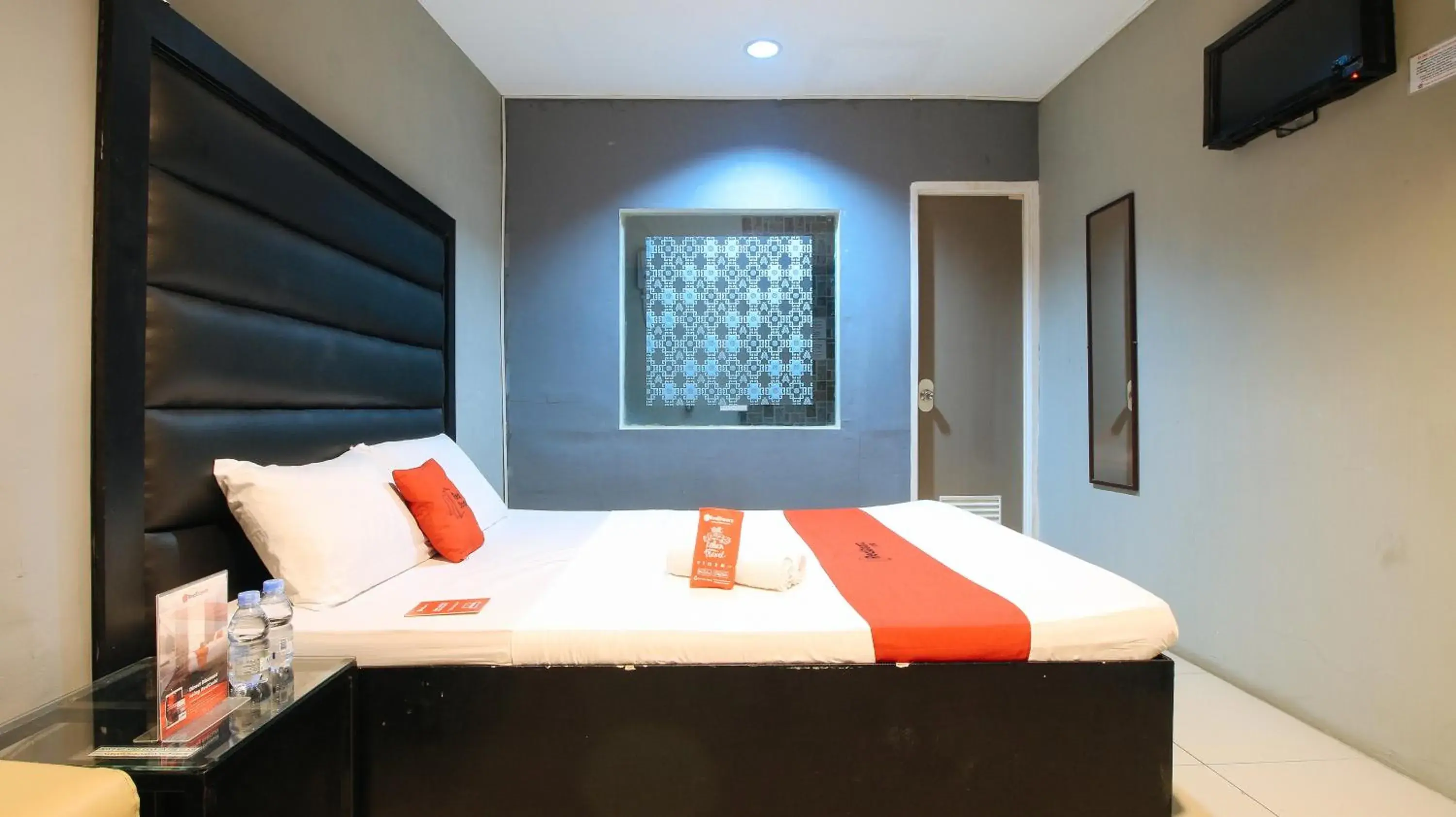 Photo of the whole room, Bed in RedDoorz @ P Florentino Street Sampaloc Manila