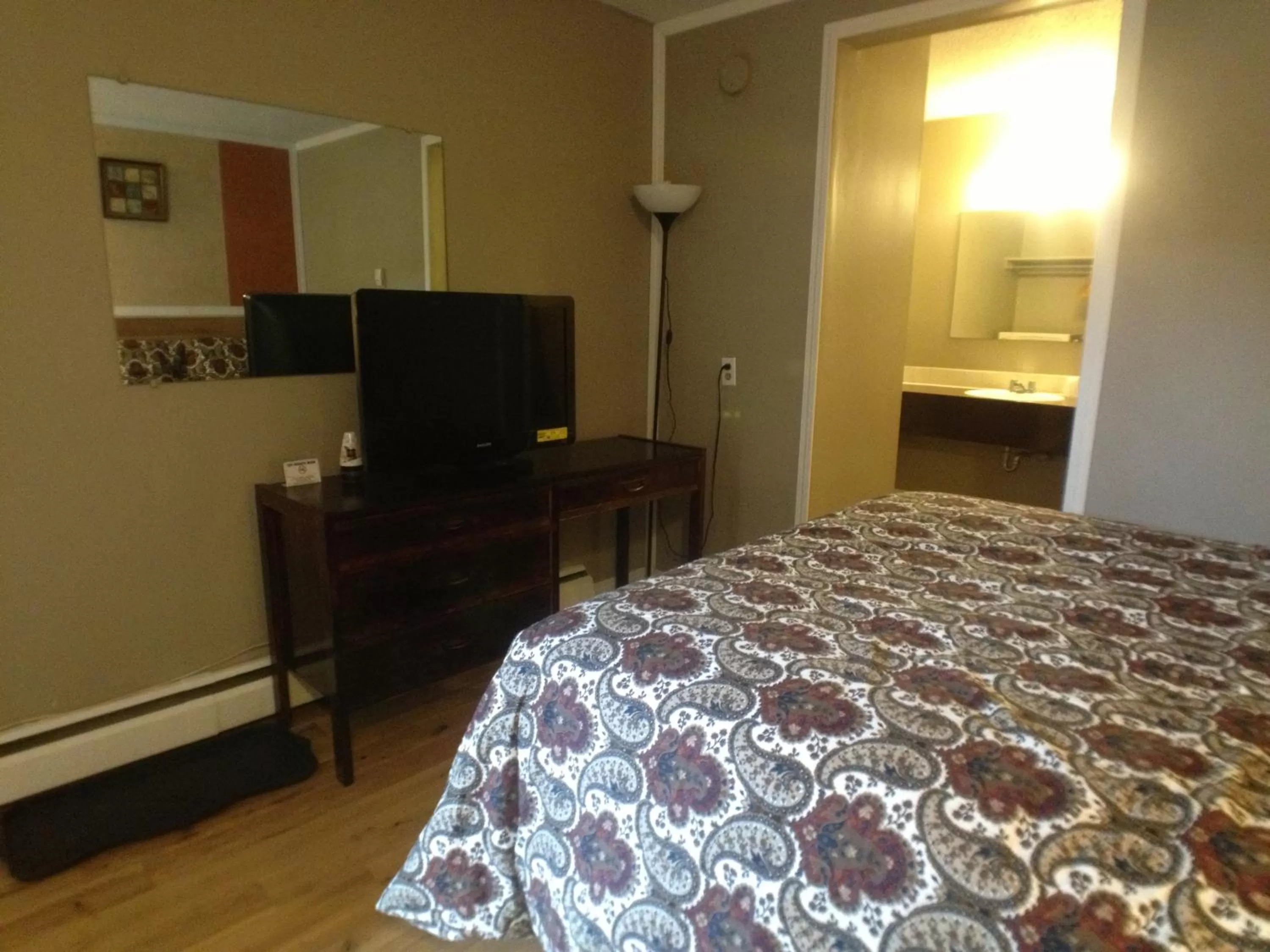 Bedroom, Bed in Galaxy Motel