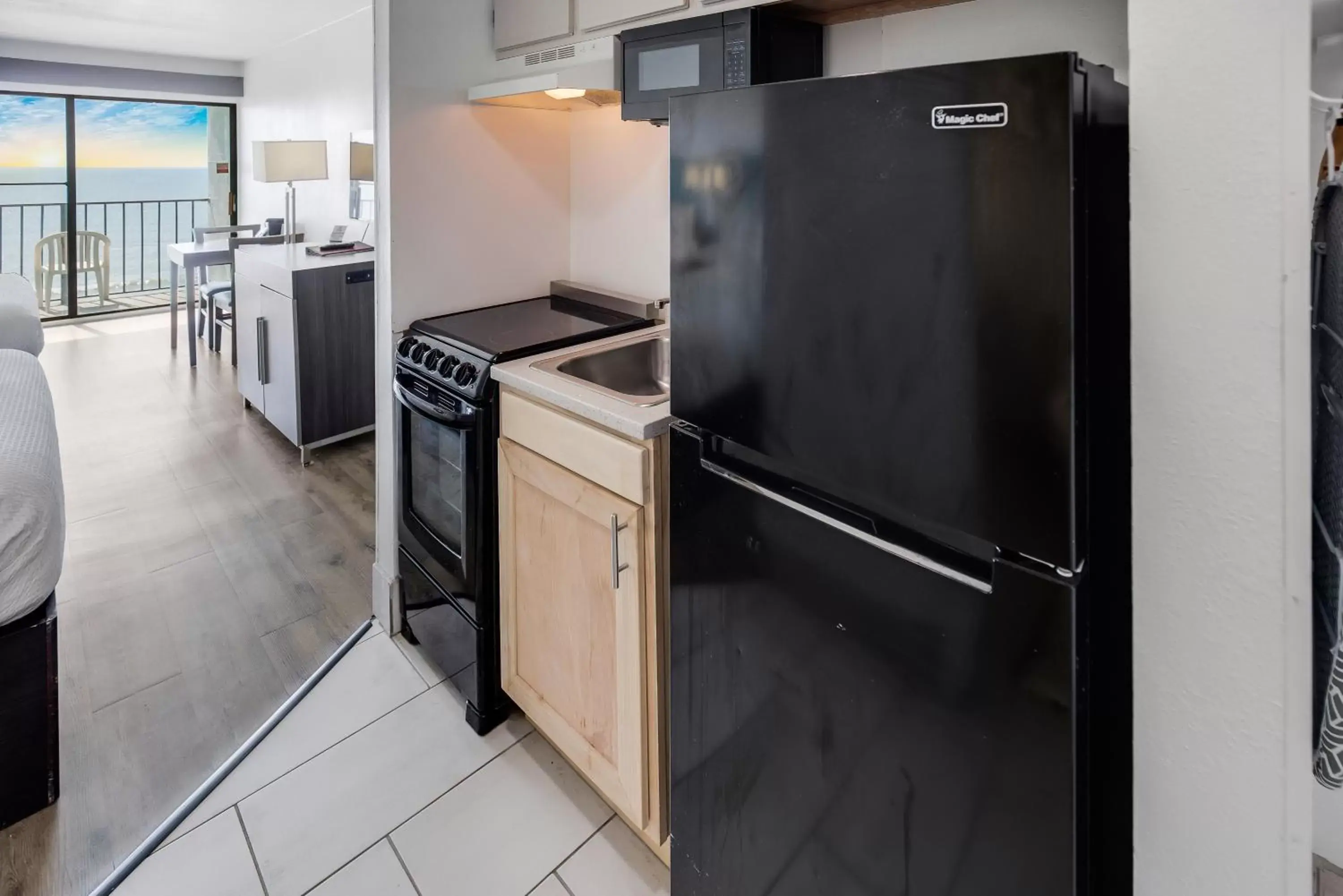 Kitchen/Kitchenette in Tropical Seas Hotel