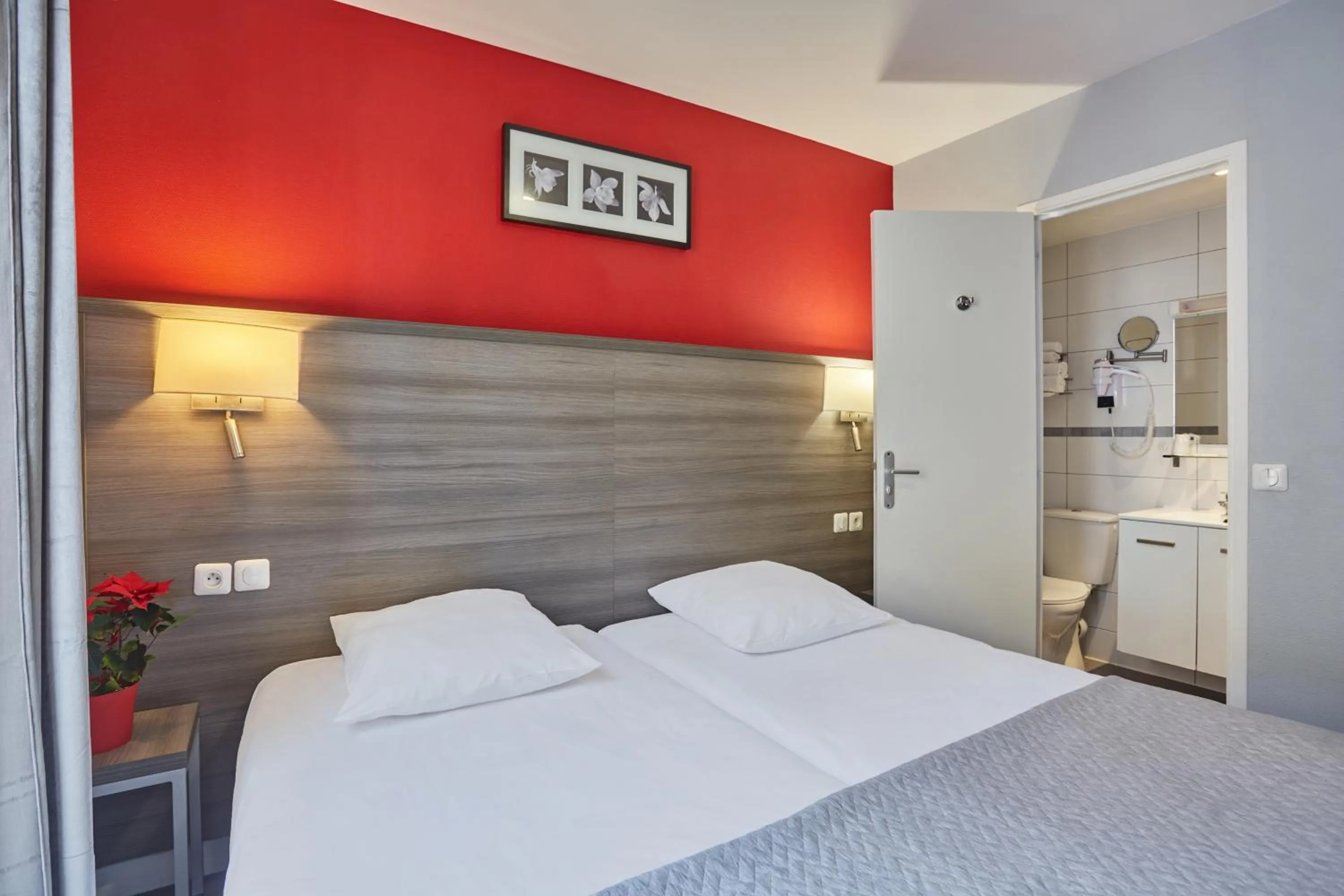 Bed in Hipotel Paris Buttes Chaumont