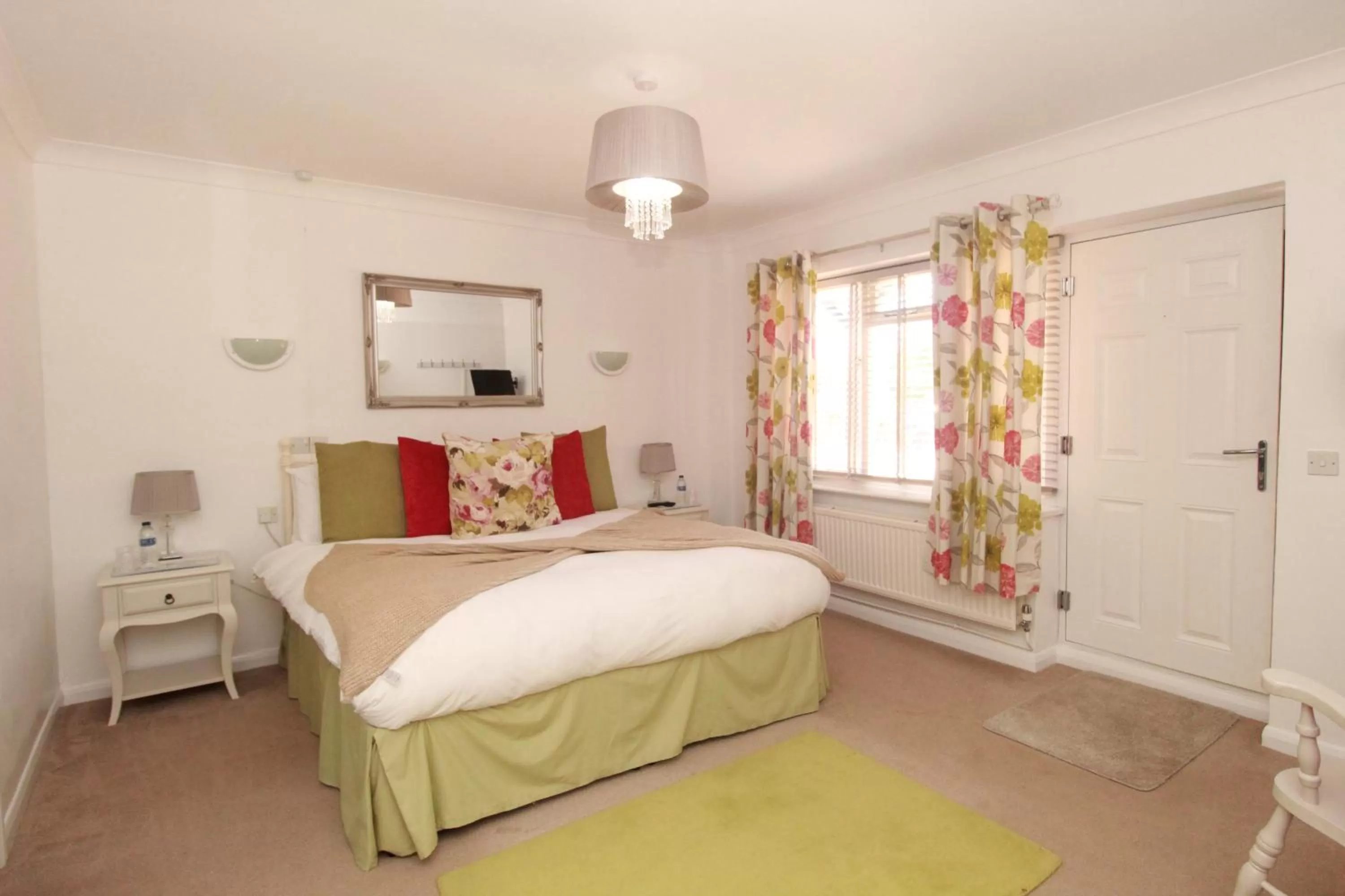 Super King En-suite Family Room - single occupancy - Breakfast Included - Pet Friendly in Kings Head Inn