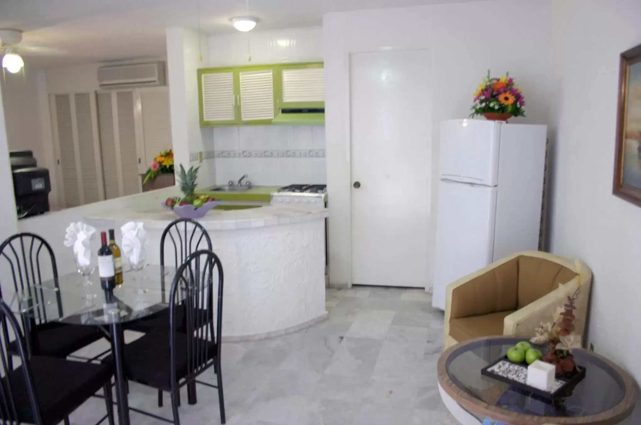 Dining area, Kitchen/Kitchenette in Hotel Suites Jazmín Acapulco