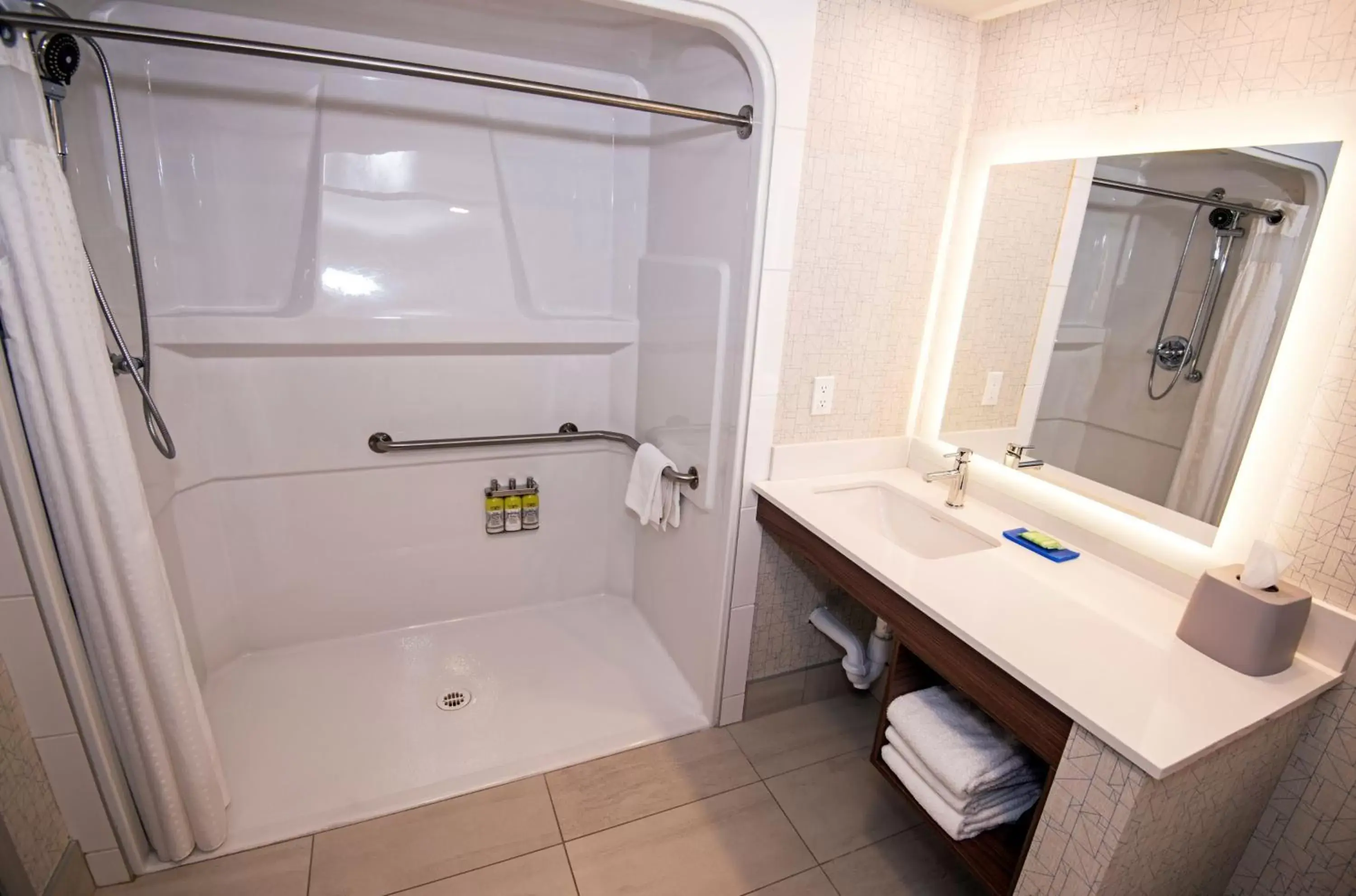 Standard Queen Room with Two Queen Beds and Mobility Accessible Tub in Holiday Inn Express Hotel & Suites-Hinton by IHG Standard Queen Room with Two Queen Beds and Mobility Accessible Tub in Holiday Inn Express Hotel & Suites-Hinton by IHG