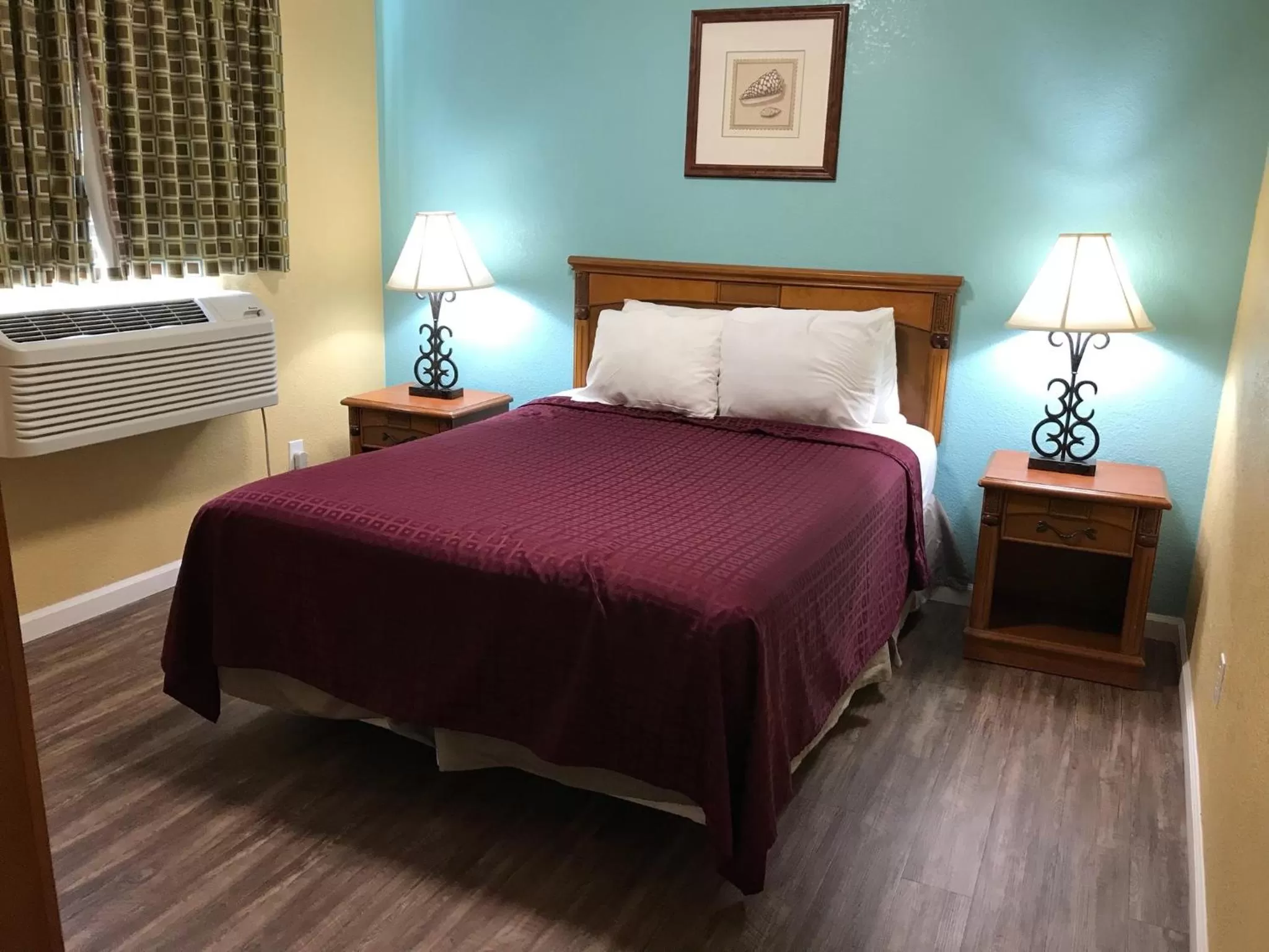 Bed in Travelodge by Wyndham San Diego SeaWorld