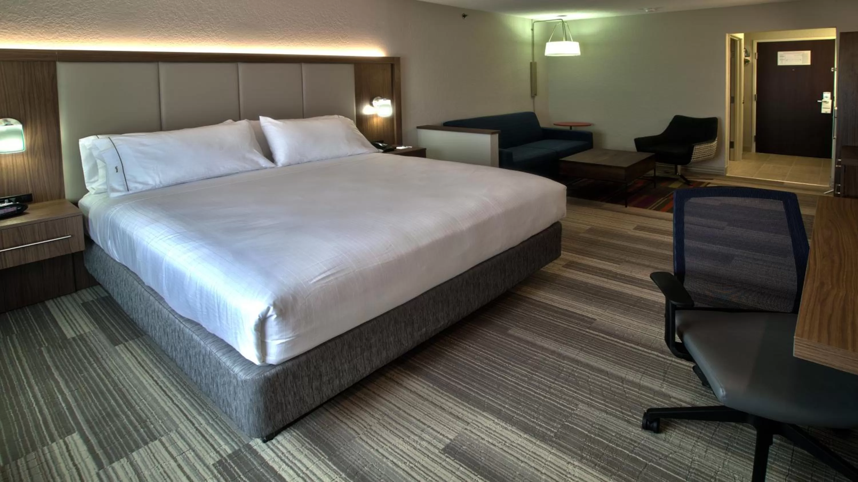 Photo of the whole room, Bed in Holiday Inn Express & Suites Evansville North by IHG