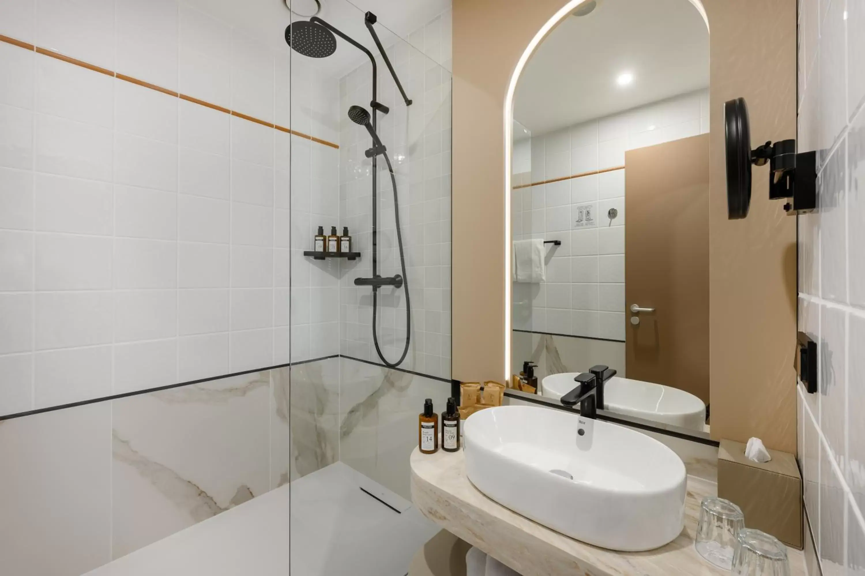 Shower, Bathroom in Novotel Budapest Centrum
