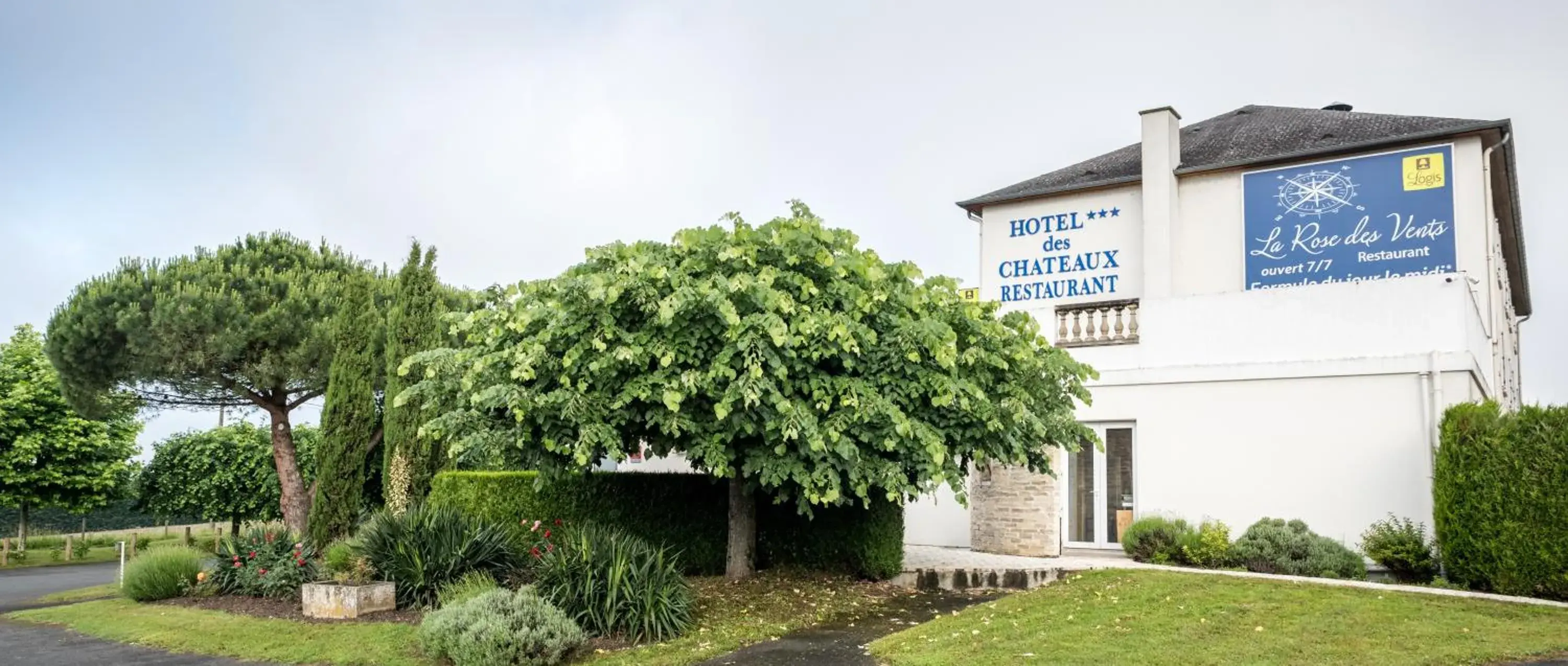 Facade/entrance, Property Building in Logis Hôtel des Châteaux