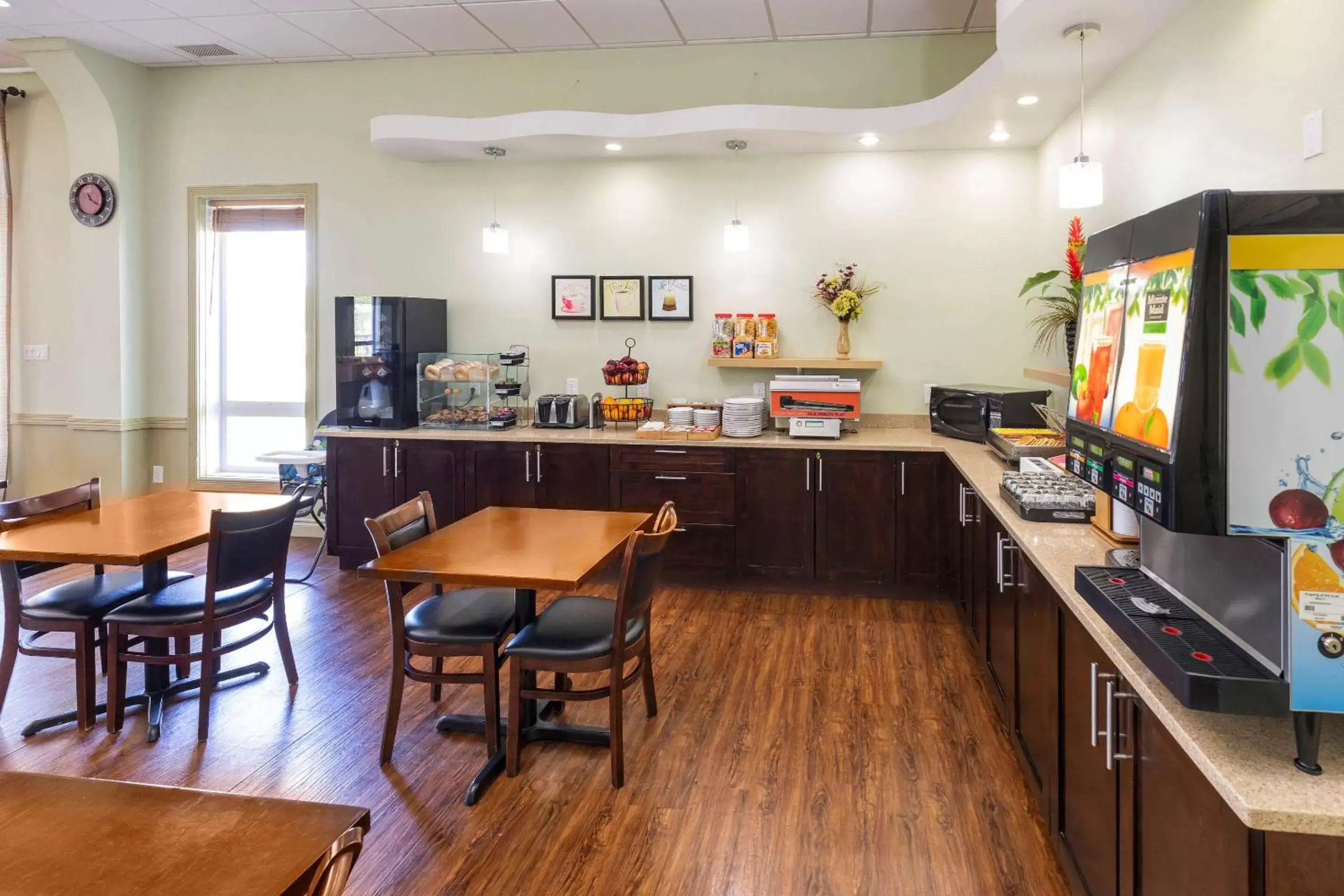 Breakfast, Restaurant/Places to Eat in Quality Inn & Suites