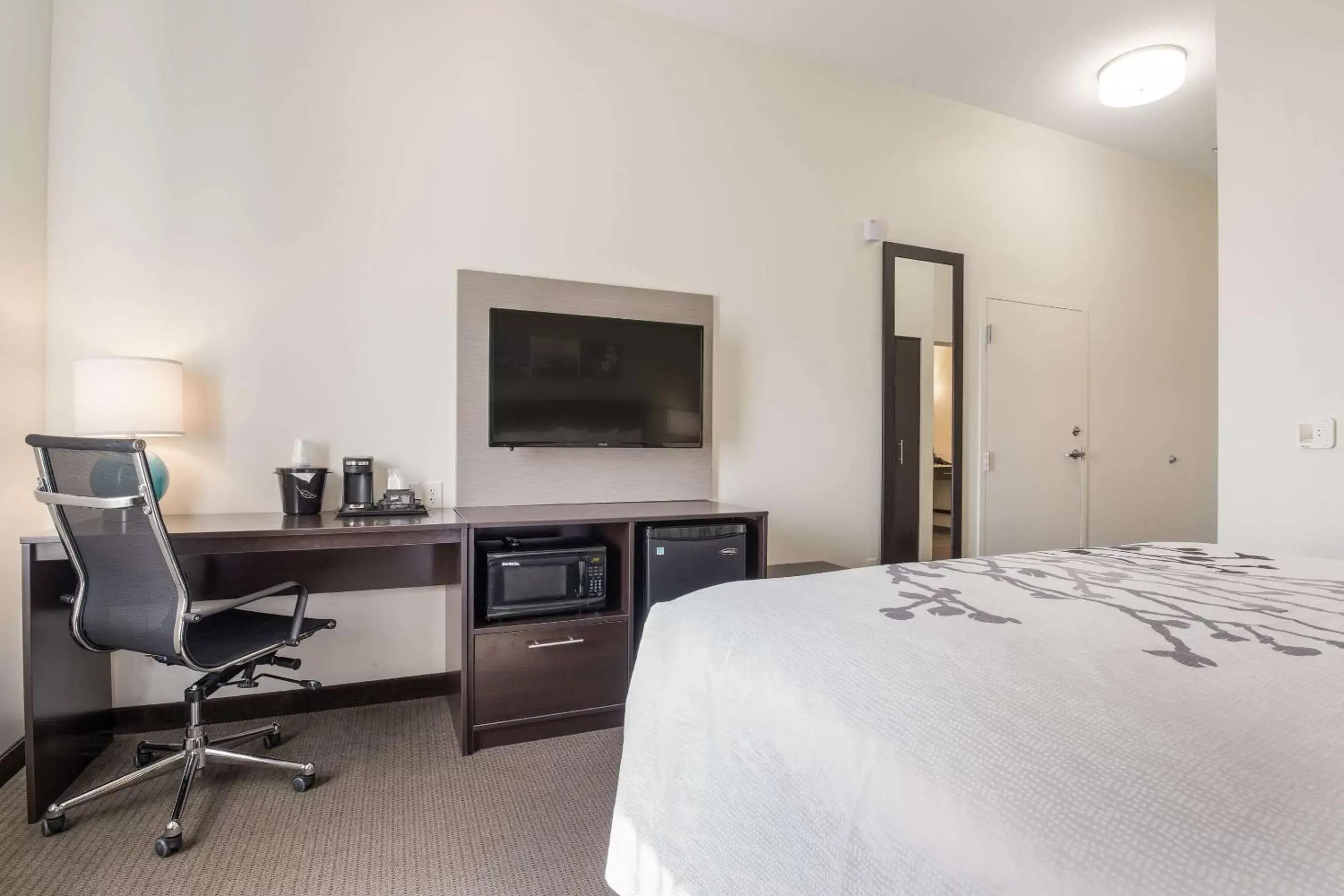 Photo of the whole room, TV/Entertainment Center in Sleep Inn & Suites Park City-Wichita North