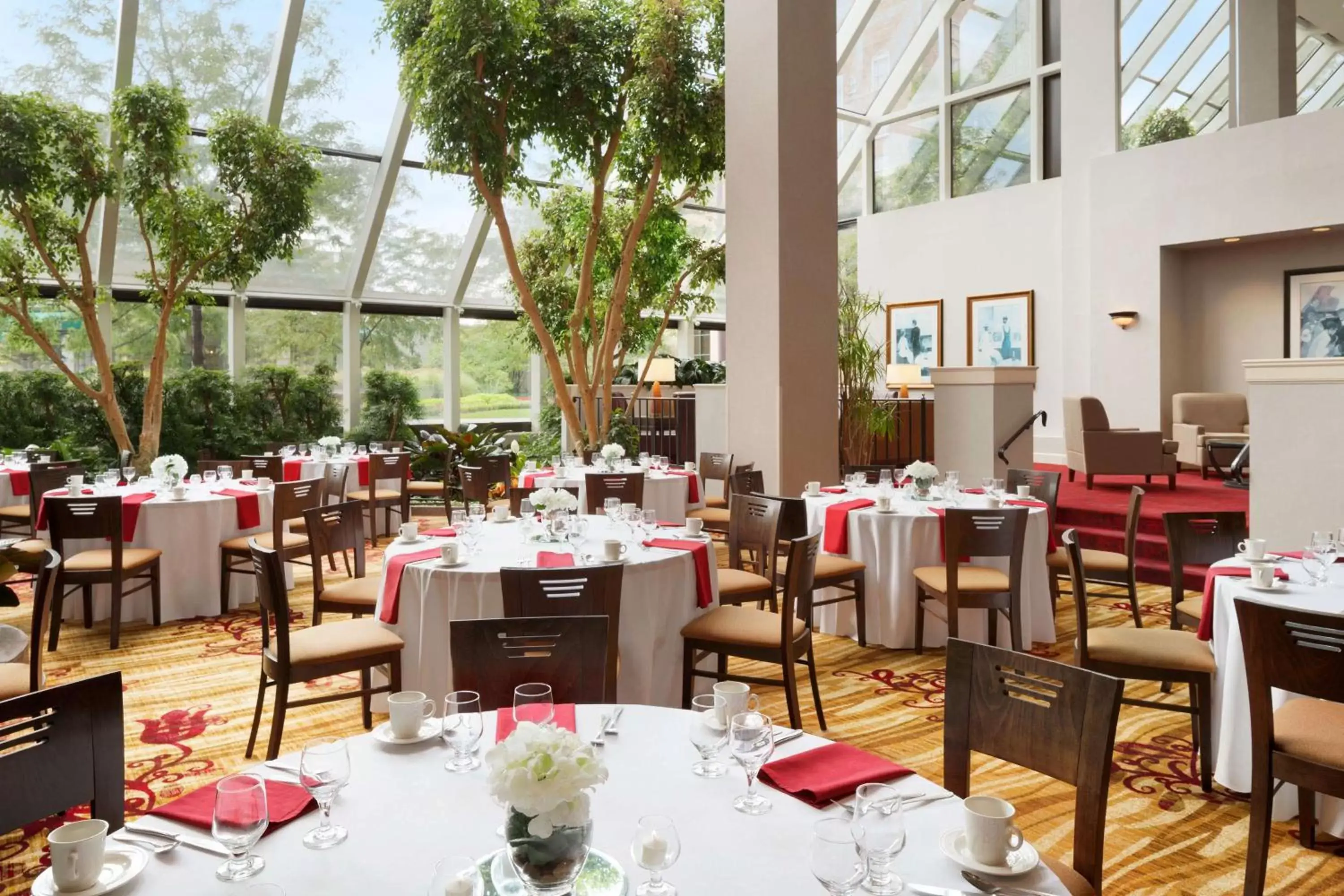 Lobby or reception, Restaurant/Places to Eat in Hilton Fort Wayne at the Grand Wayne Convention Center