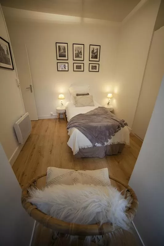 Photo of the whole room, Bed in Bienvenue Chez Nous