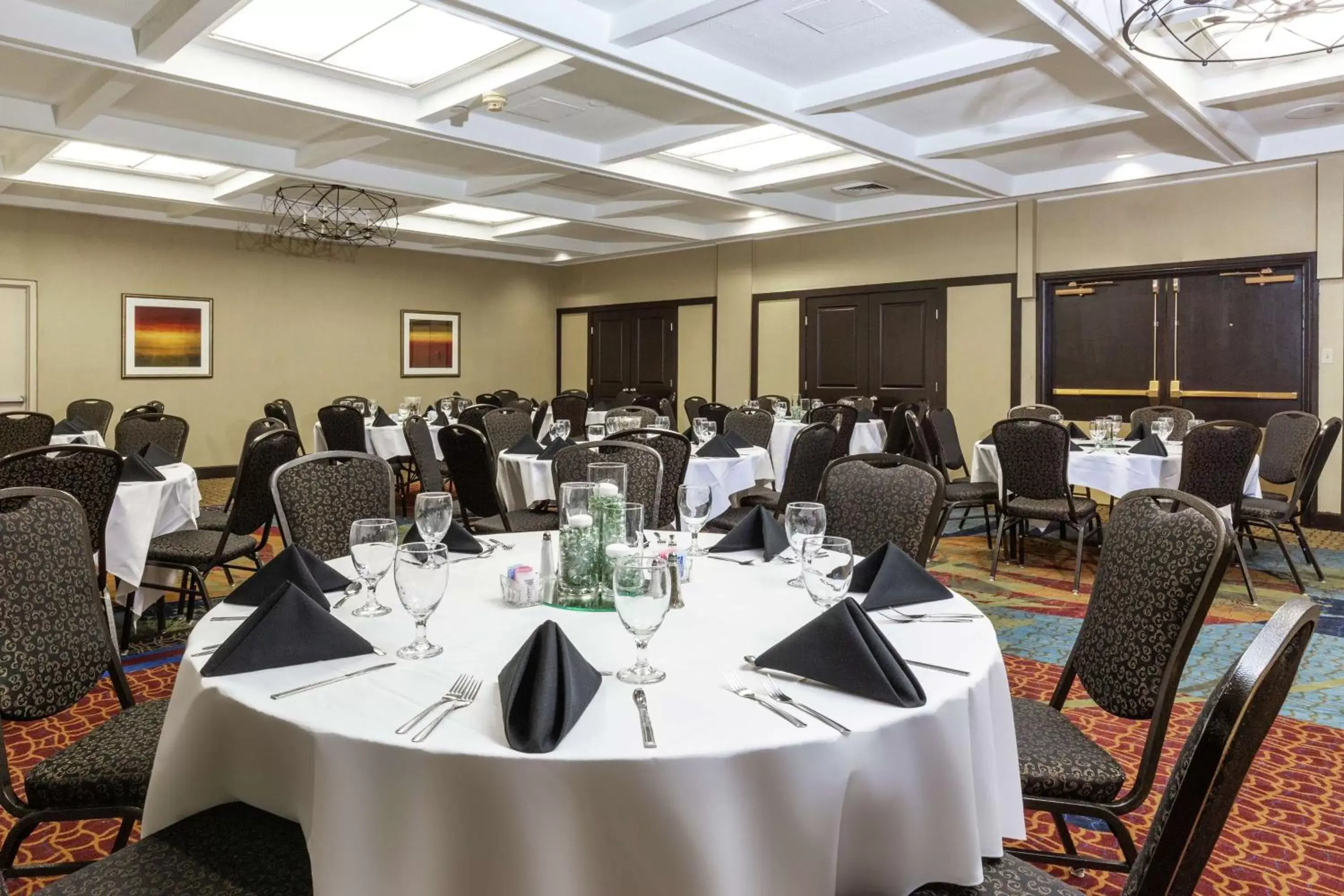 Meeting/conference room, Restaurant/Places to Eat in Embassy Suites by Hilton Kansas City Plaza