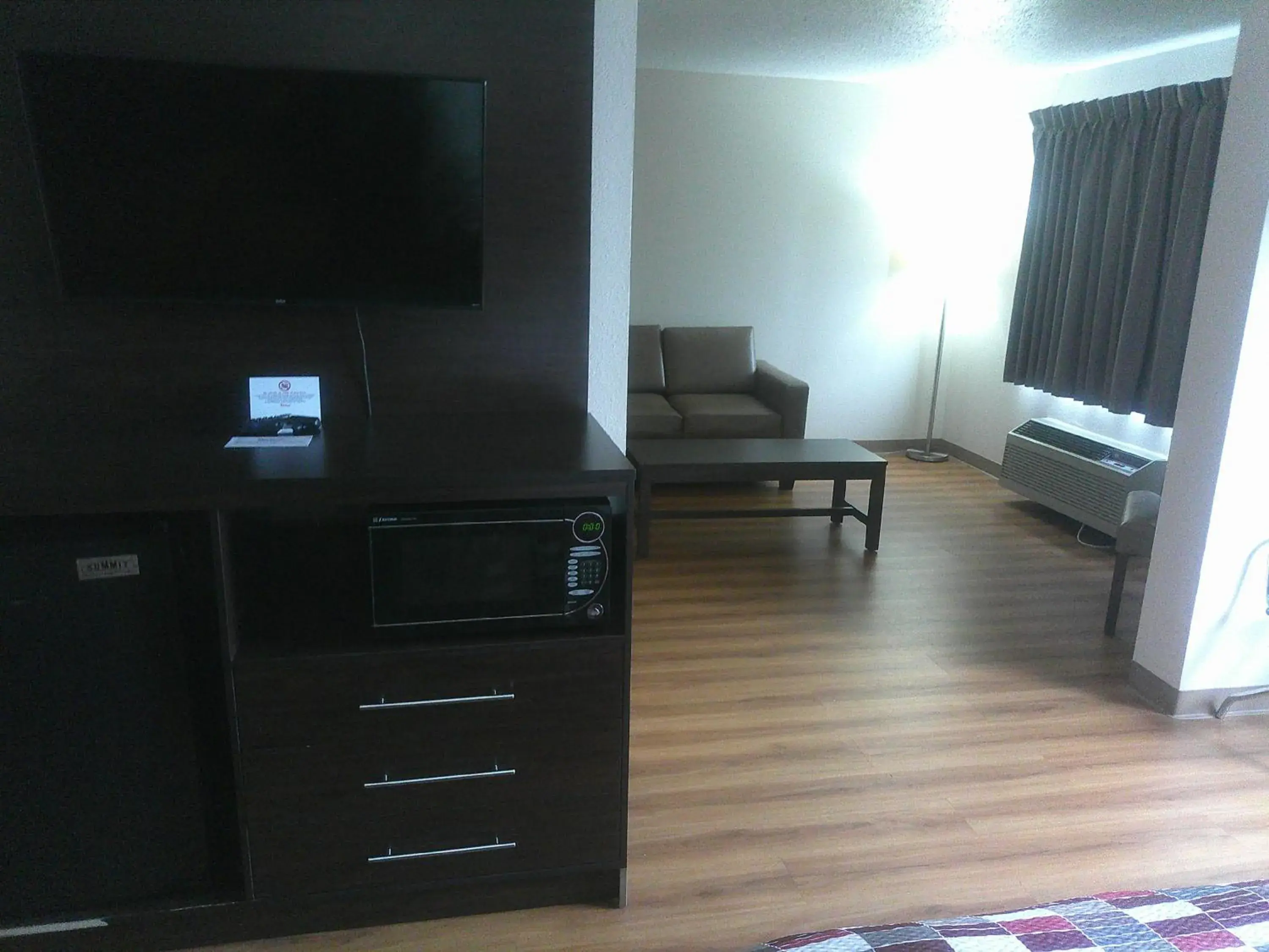 Property building, TV/Entertainment Center in Red Roof Inn Palatine