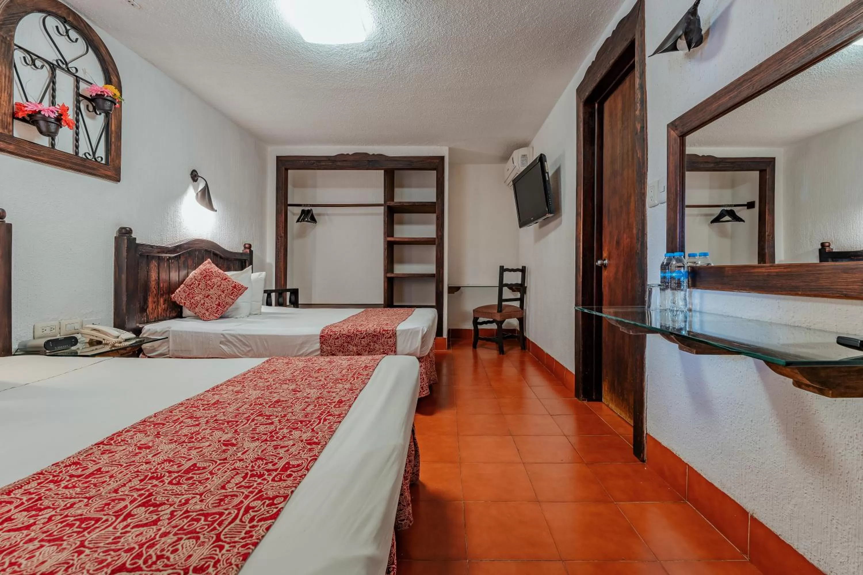 Photo of the whole room, Bed in Hotel Maya Yucatan