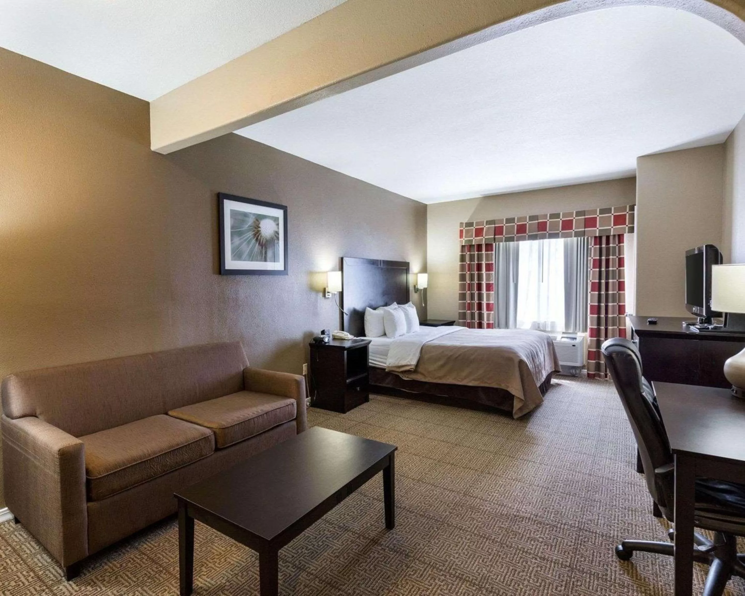 Photo of the whole room, Bed in Quality Suites Houston NW Cy-Fair