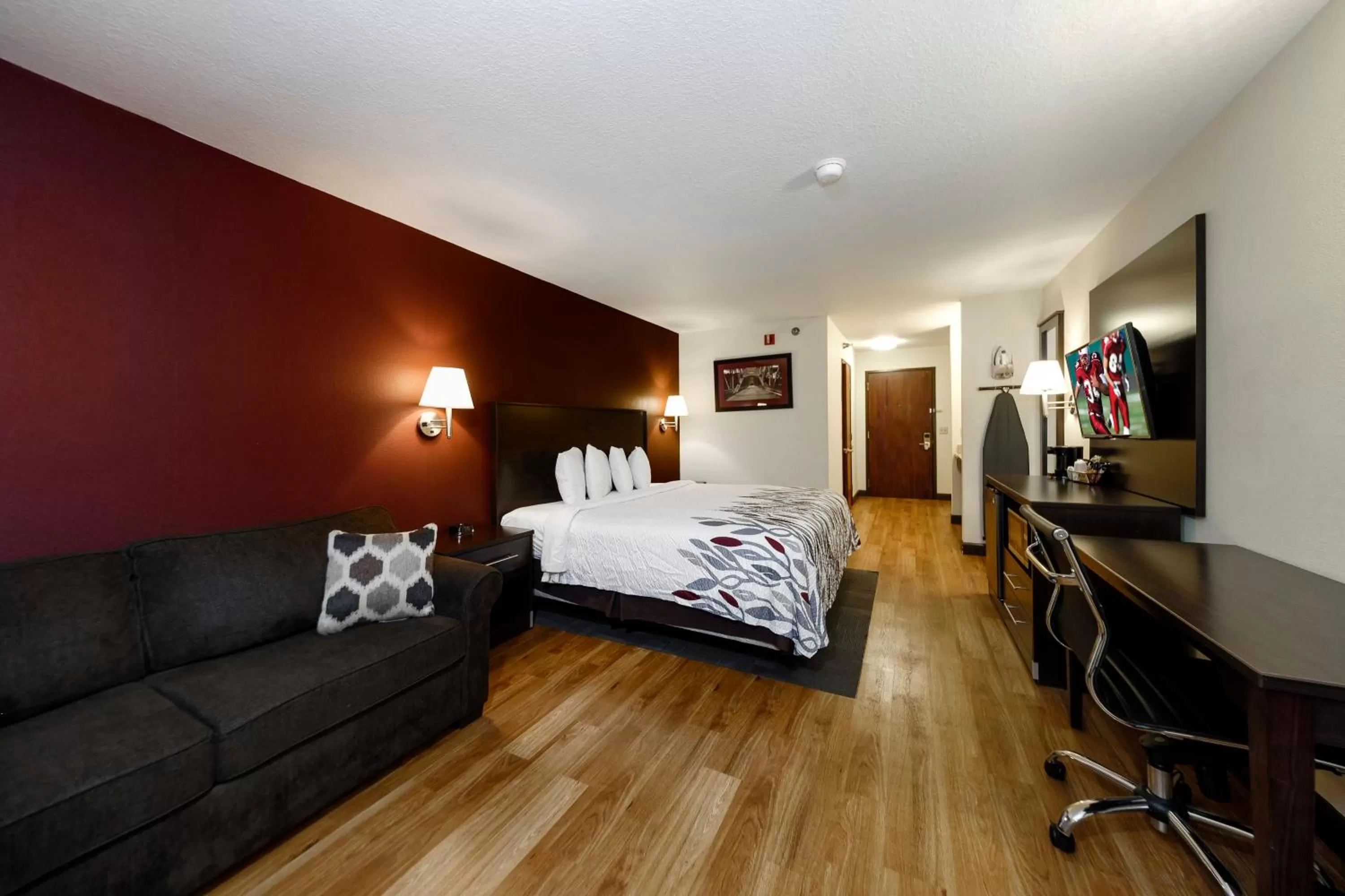 Photo of the whole room, Bed in Red Roof Inn Osage Beach - Lake of the Ozarks