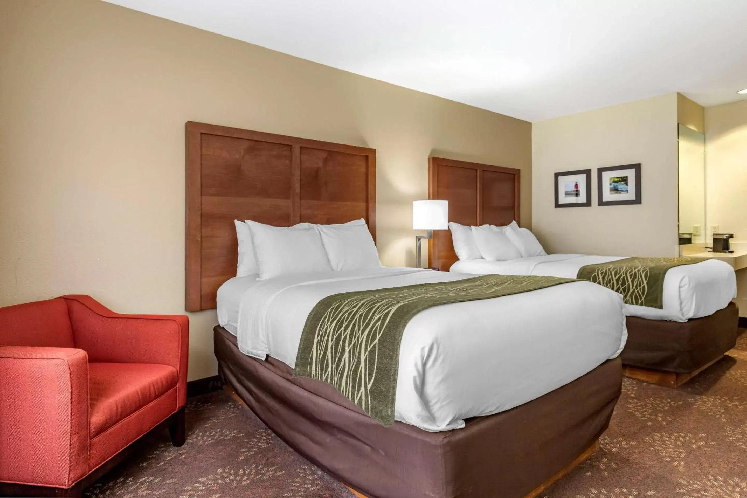 Photo of the whole room, Bed in Comfort Inn Okemos - East Lansing