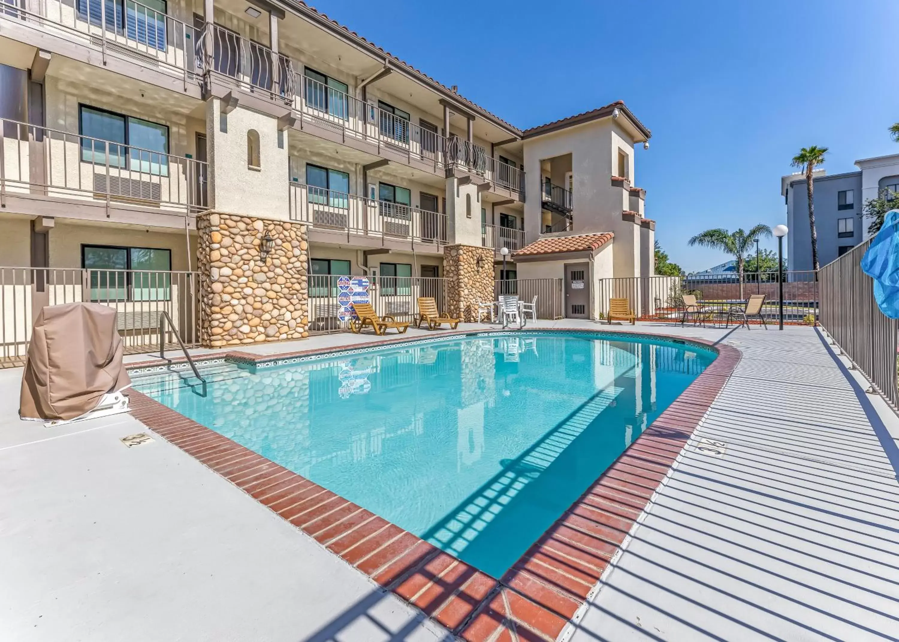 Swimming Pool in Hillstone Inn Tulare, Ascend Hotel Collection