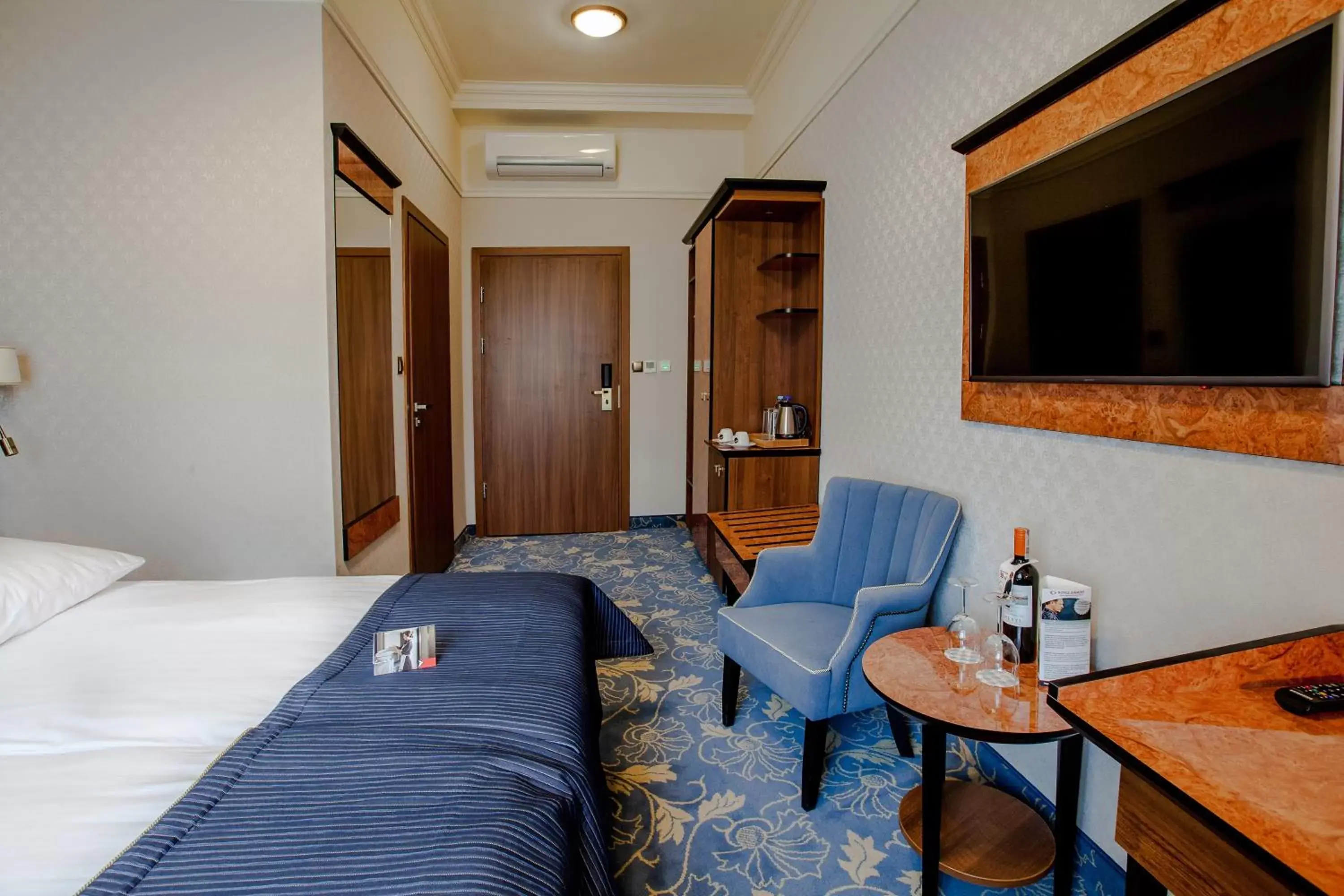 Bed, Seating Area in Hotel Diament Plaza Gliwice