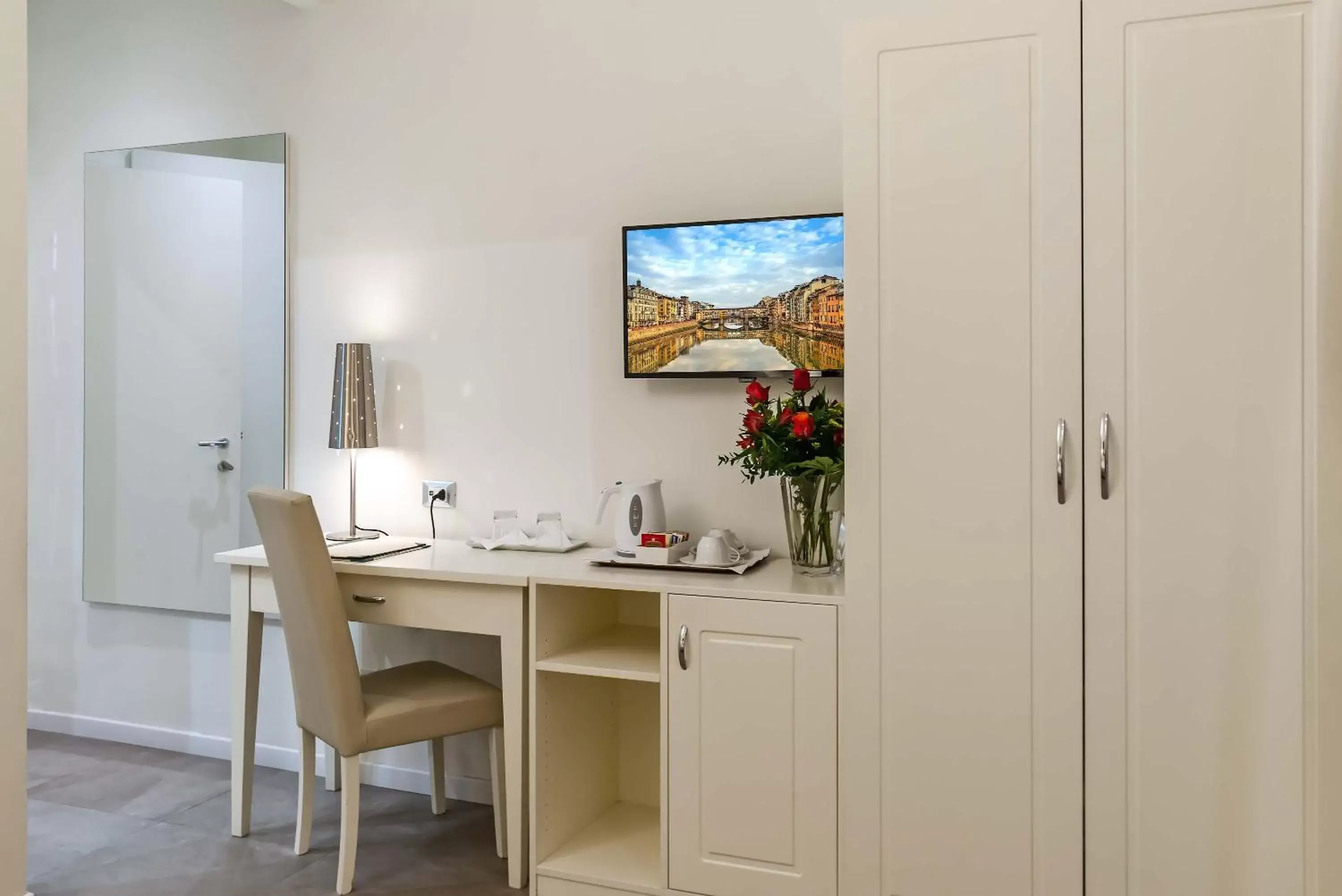 TV and multimedia, TV/Entertainment Center in Hotel Accademia