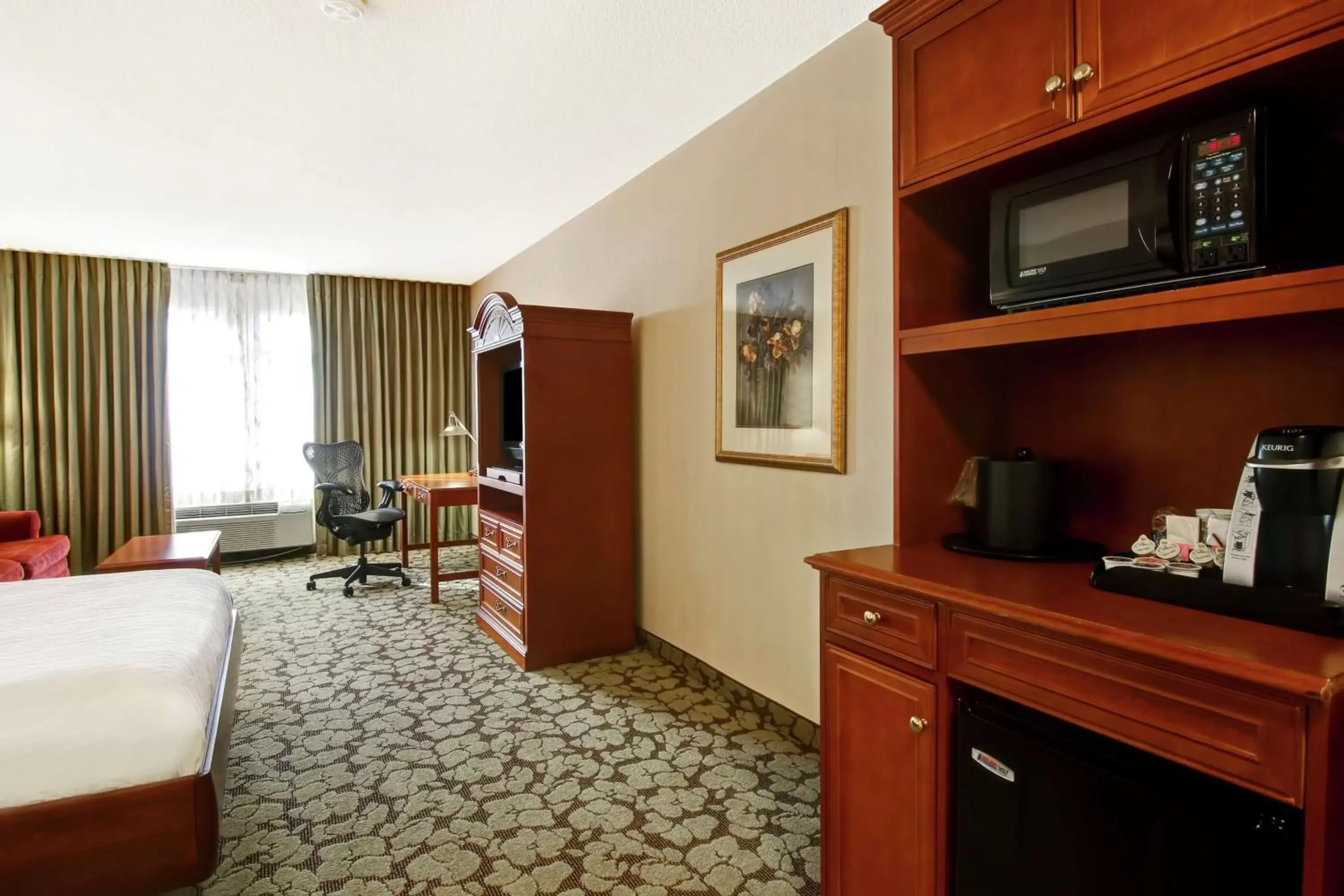 Bedroom, TV/Entertainment Center in Hilton Garden Inn Toronto/Markham