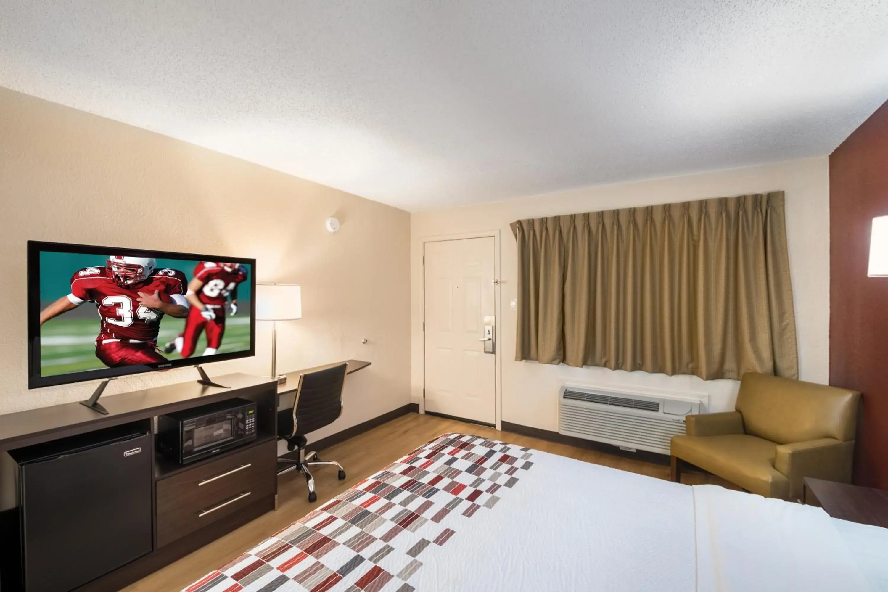 Photo of the whole room, TV/Entertainment Center in Red Roof Inn Temple