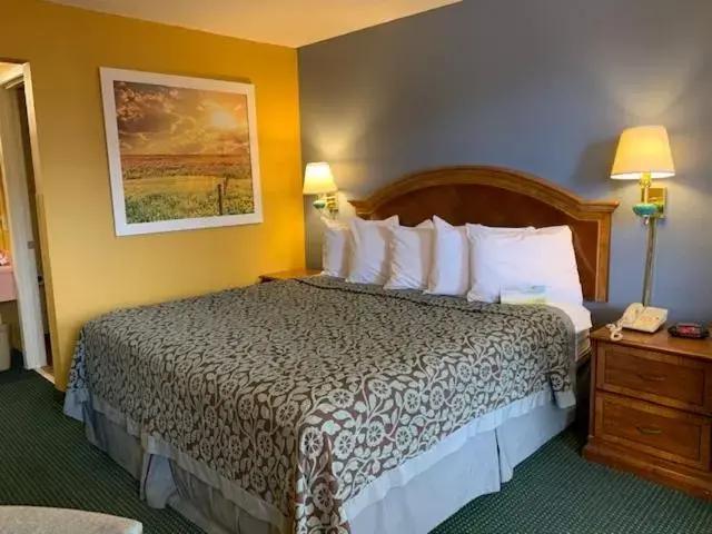 Bed in Days Inn by Wyndham Jonesboro AR