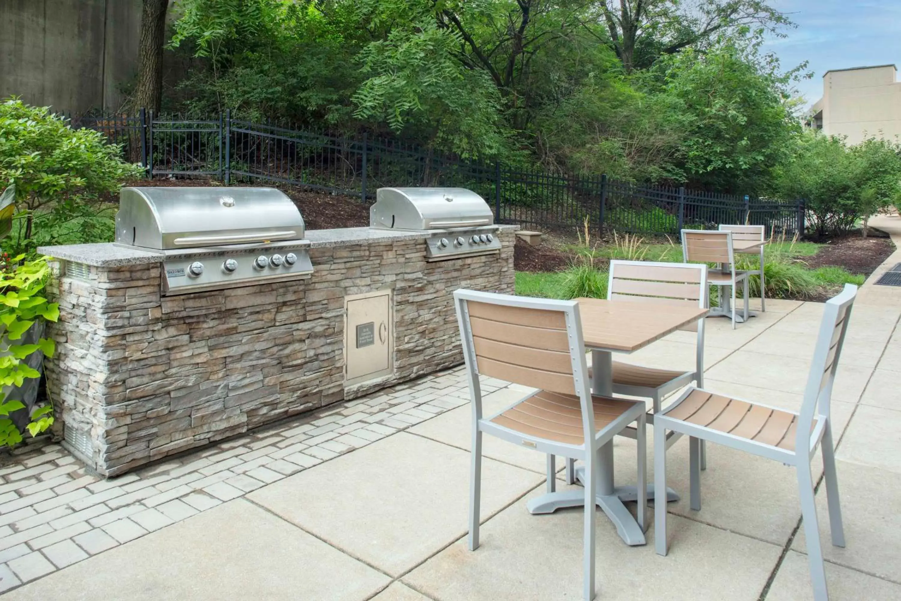 Dining area, BBQ Facilities in Homewood Suites by Hilton St. Louis - Galleria