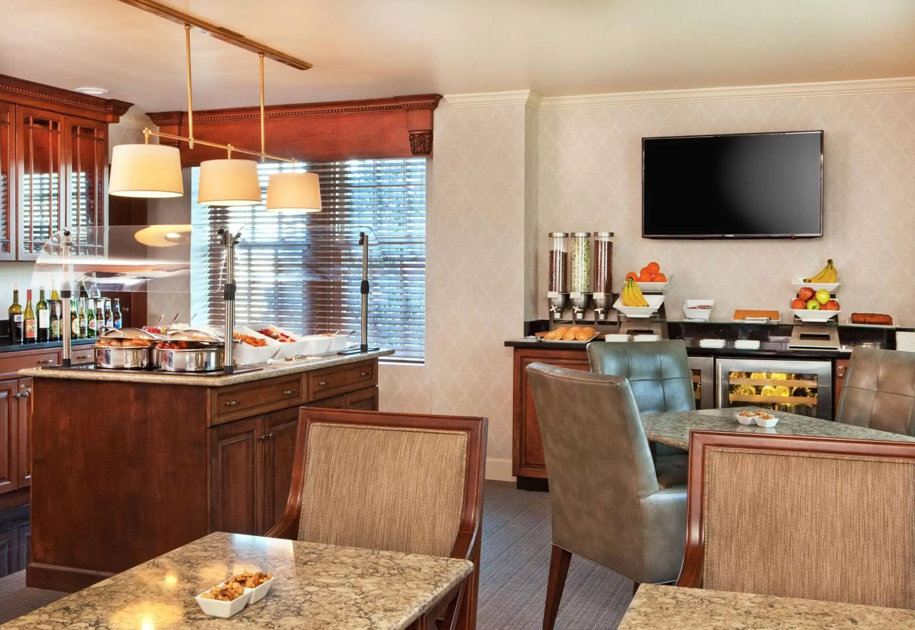 Lounge or bar, Restaurant/Places to Eat in Hotel Roanoke & Conference Center, Curio Collection by Hilton